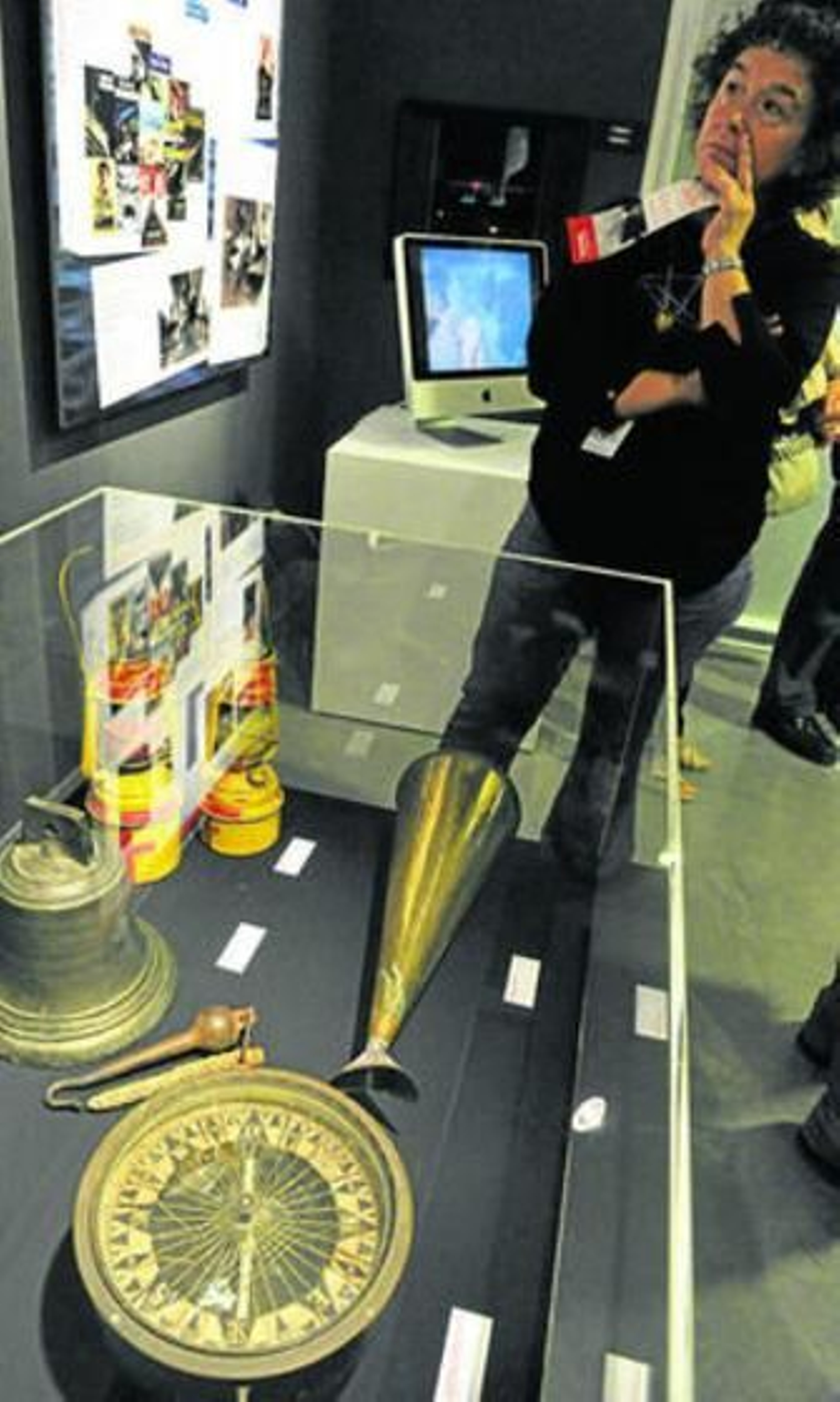 En primer plano, el Titanic en el pabellón de Prevención en el parque.