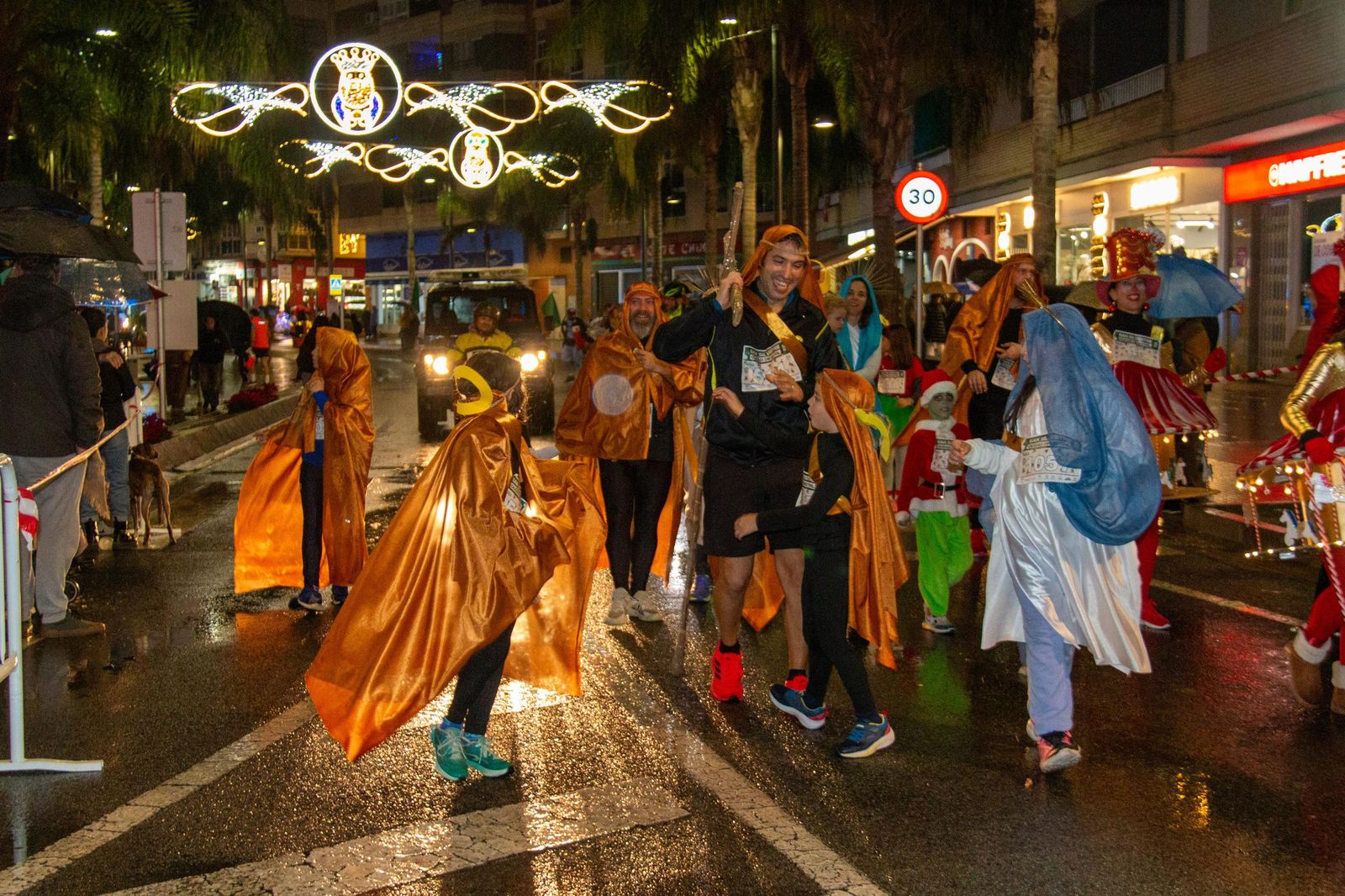 Ni la lluvia puede con la San Silvestre de Motril