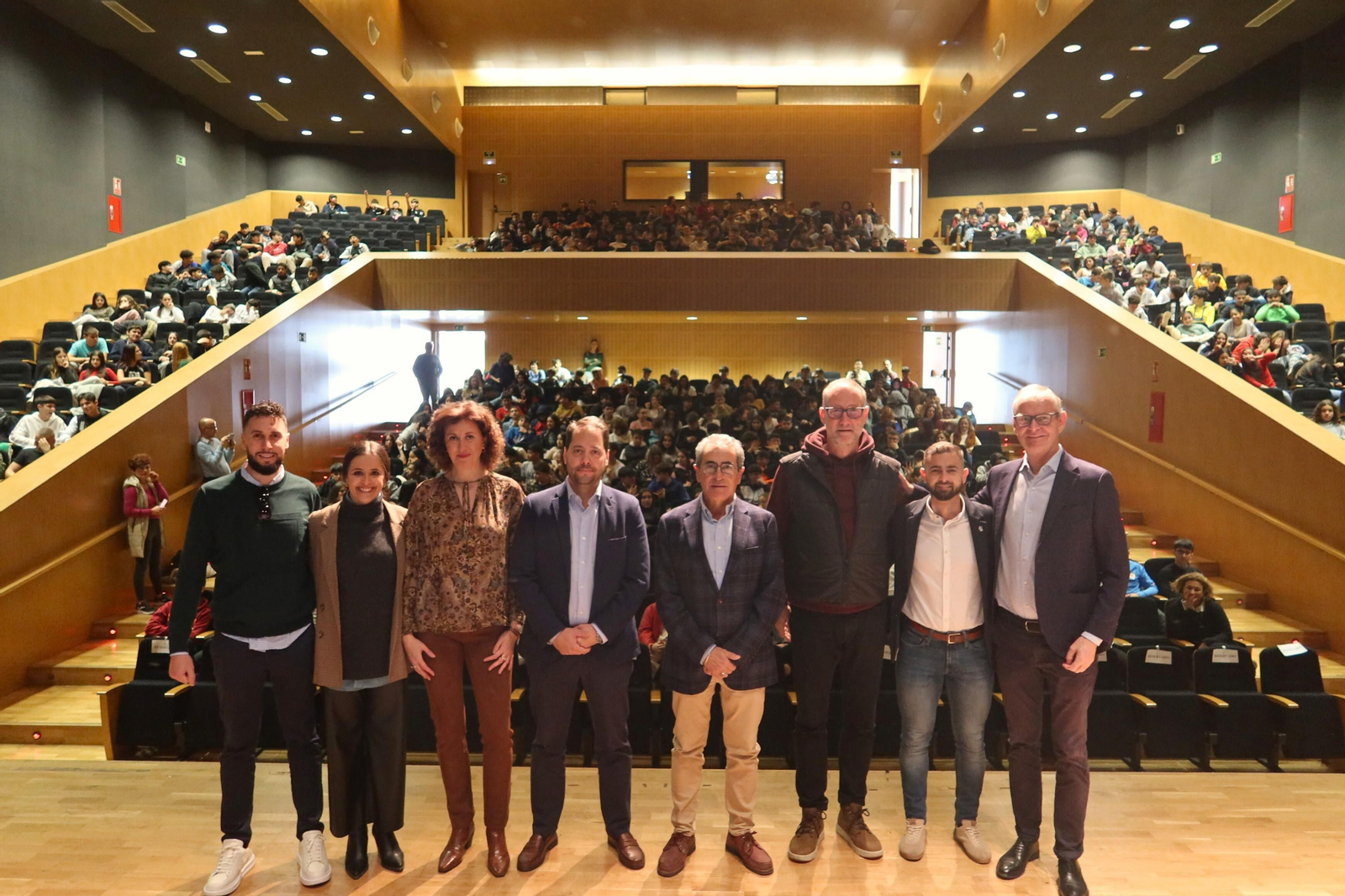 Pedro García Aguado y autoridades junto al auditorio.
