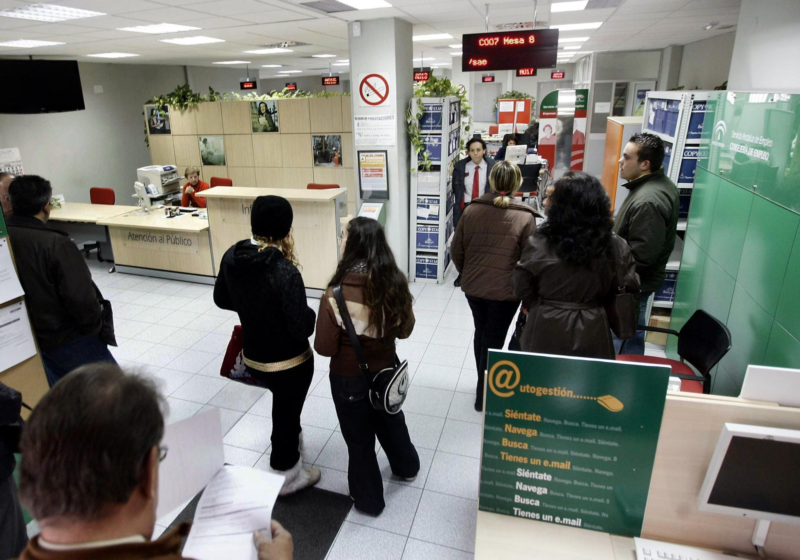 Usuarios esperan en una oficina del Servicio Andaluz de Empleo.