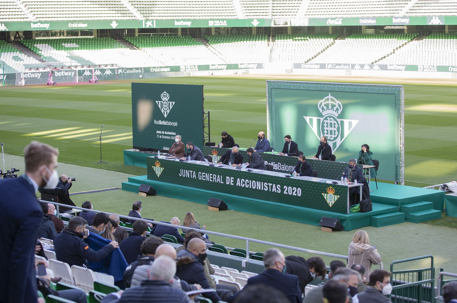 Imagen de la celebración de la Junta del Betis en el Benito Villamarín.