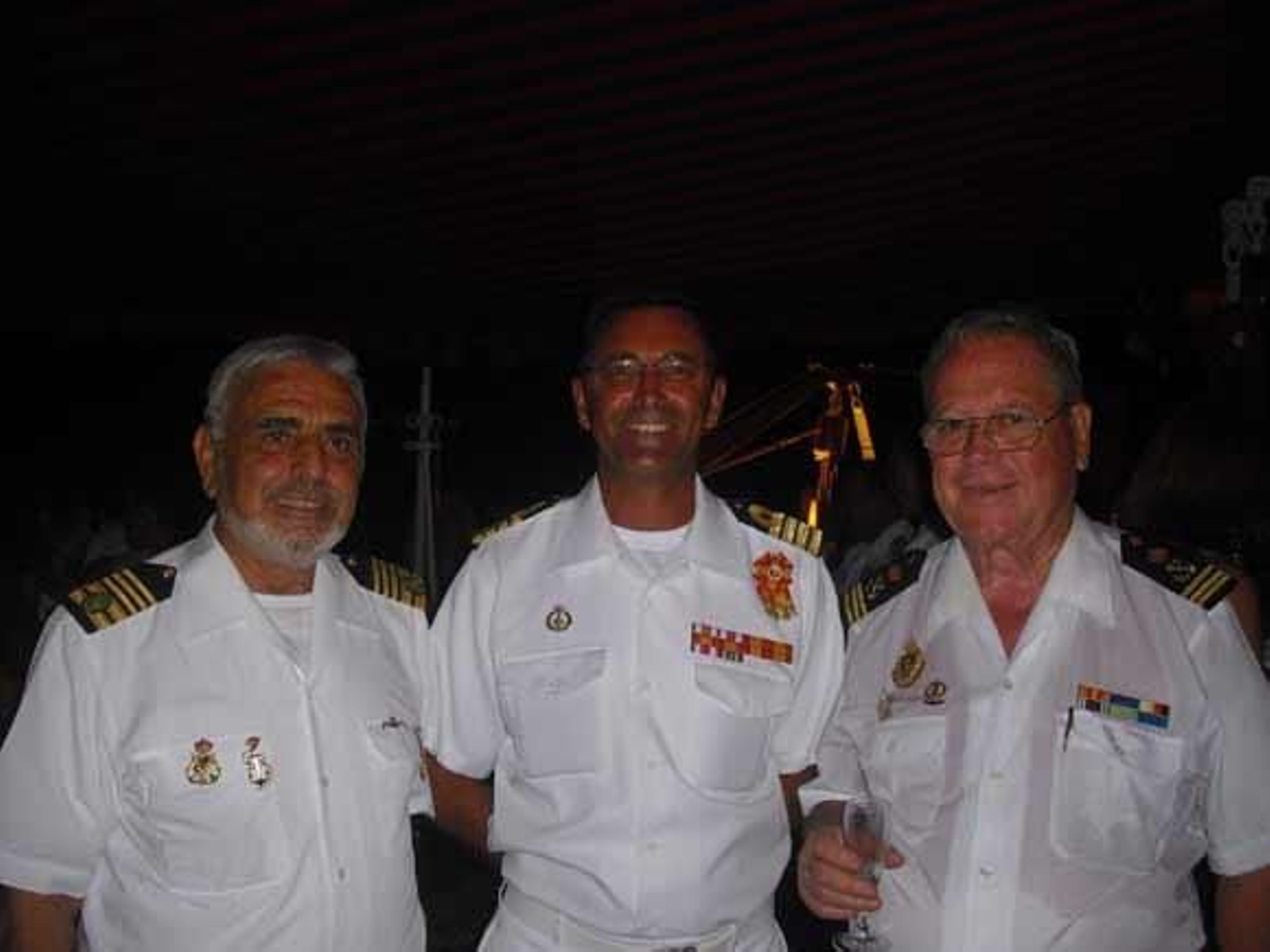 Eduardo García González, Manuel de la Puente y José María Medina Fajardo, delegado de la Real Liga Naval Española.

Foto: Gema Amil