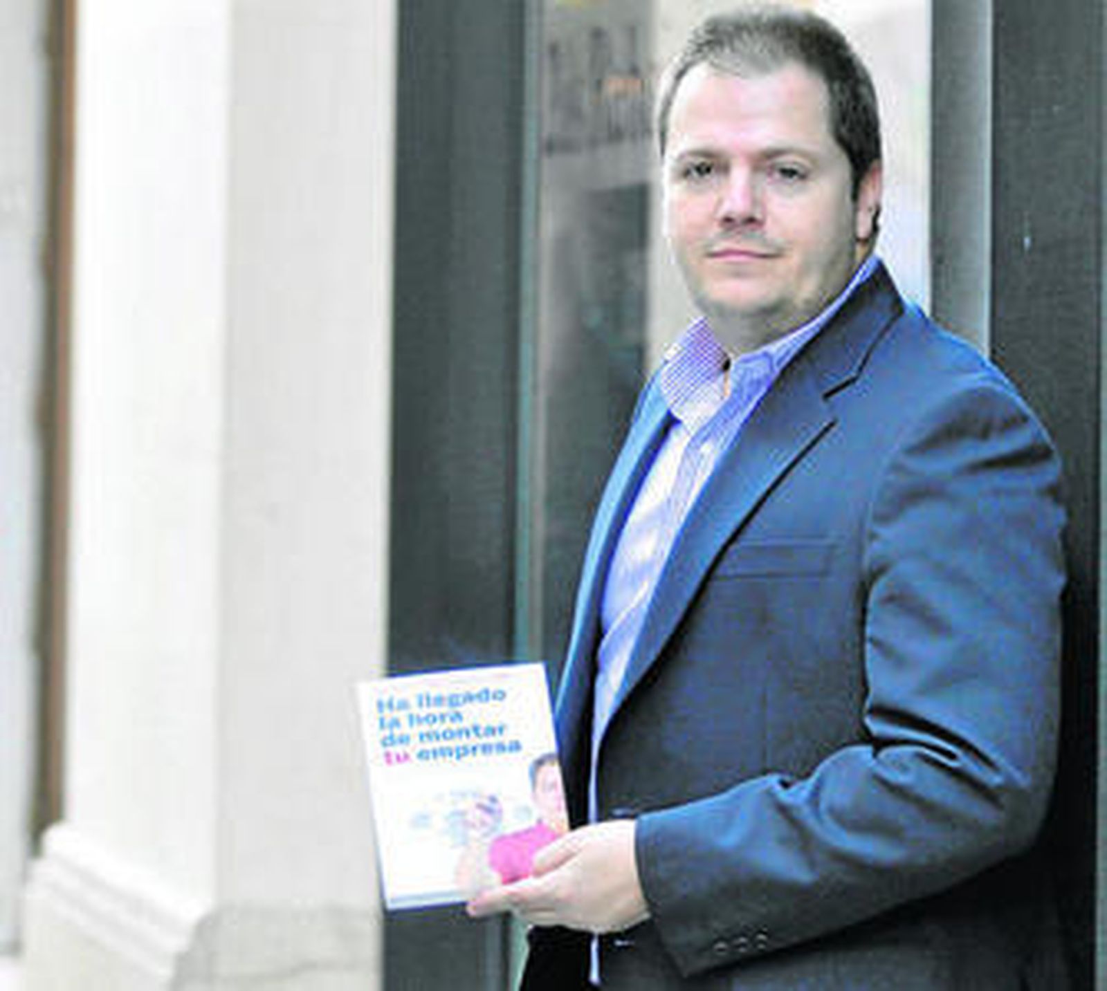 Alejandro Suárez, hace unos días en Sevilla, con un ejemplar de su libro.