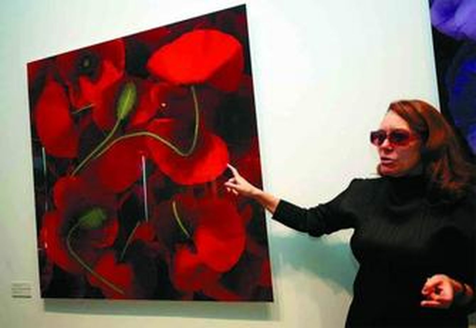 La artista Paloma Navares, ayer, en la galería de Isabel Hurley junto a una de sus obras.