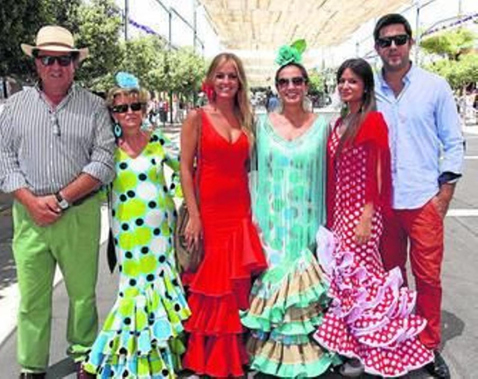 Compañeros de trabajo disfrutan de una jornada de Feria fuera de horario laboral. Compañeros de trabajo disfrutan de una jornada de Feria fuera de horario laboral.