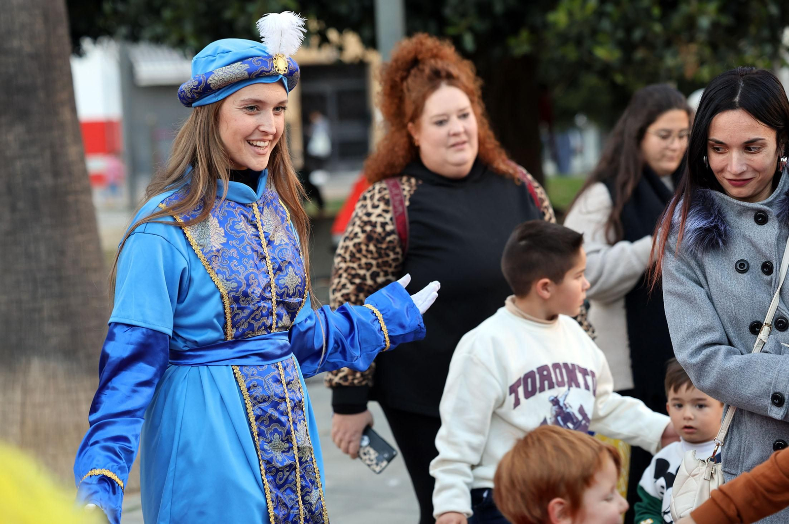 Imágenes del paje Real de SSMM los Reyes Magos recogiendo las cartas de los niños y niñas de Huelva en la plaza Houston