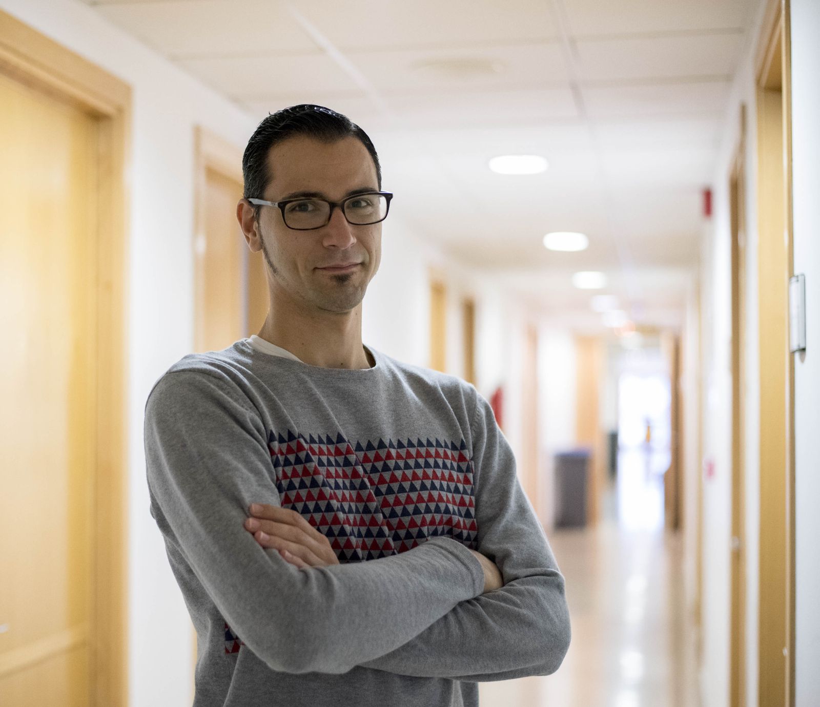 Alberto Fernández, junto a su despacho de la Escuela de Ingeniería Informática y Telecomunicaciones.