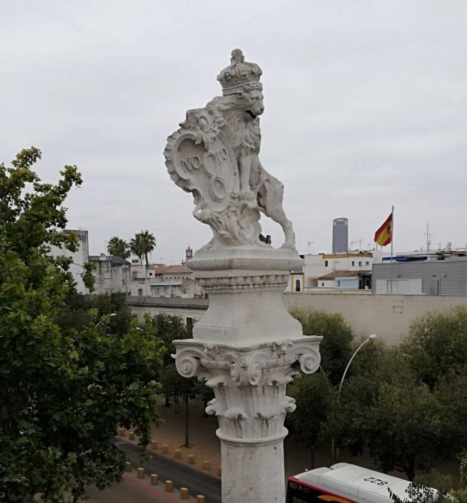 Trabajos de limpieza en los columnas de la Alameda de Hércules