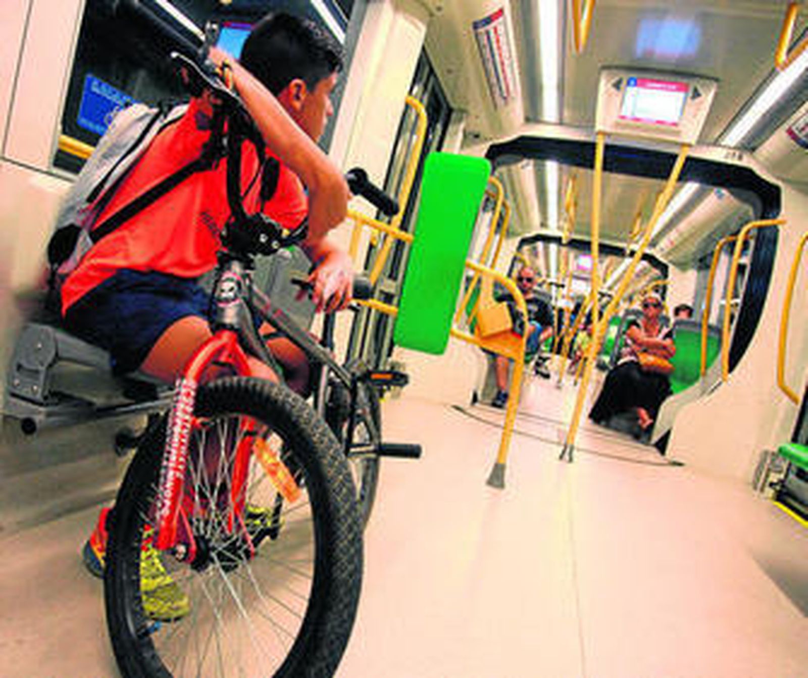 Pasajeros, en el interior de uno de los vagones, el viernes.