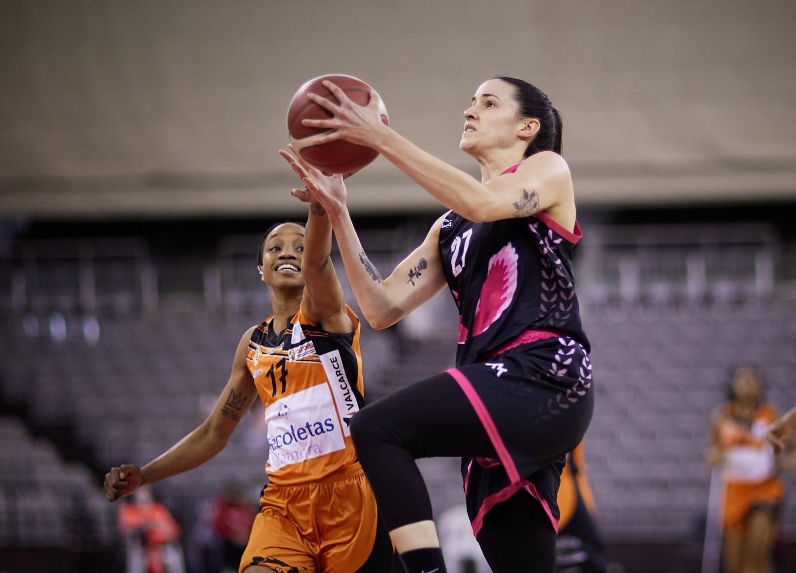 El Raca busca el aro.