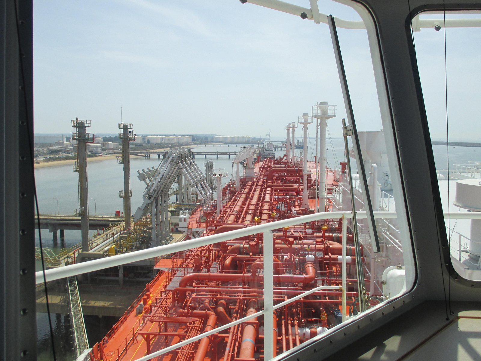 El buque 'Rioja Knutsen' descarga 152.000 metros cúbicos de GNL