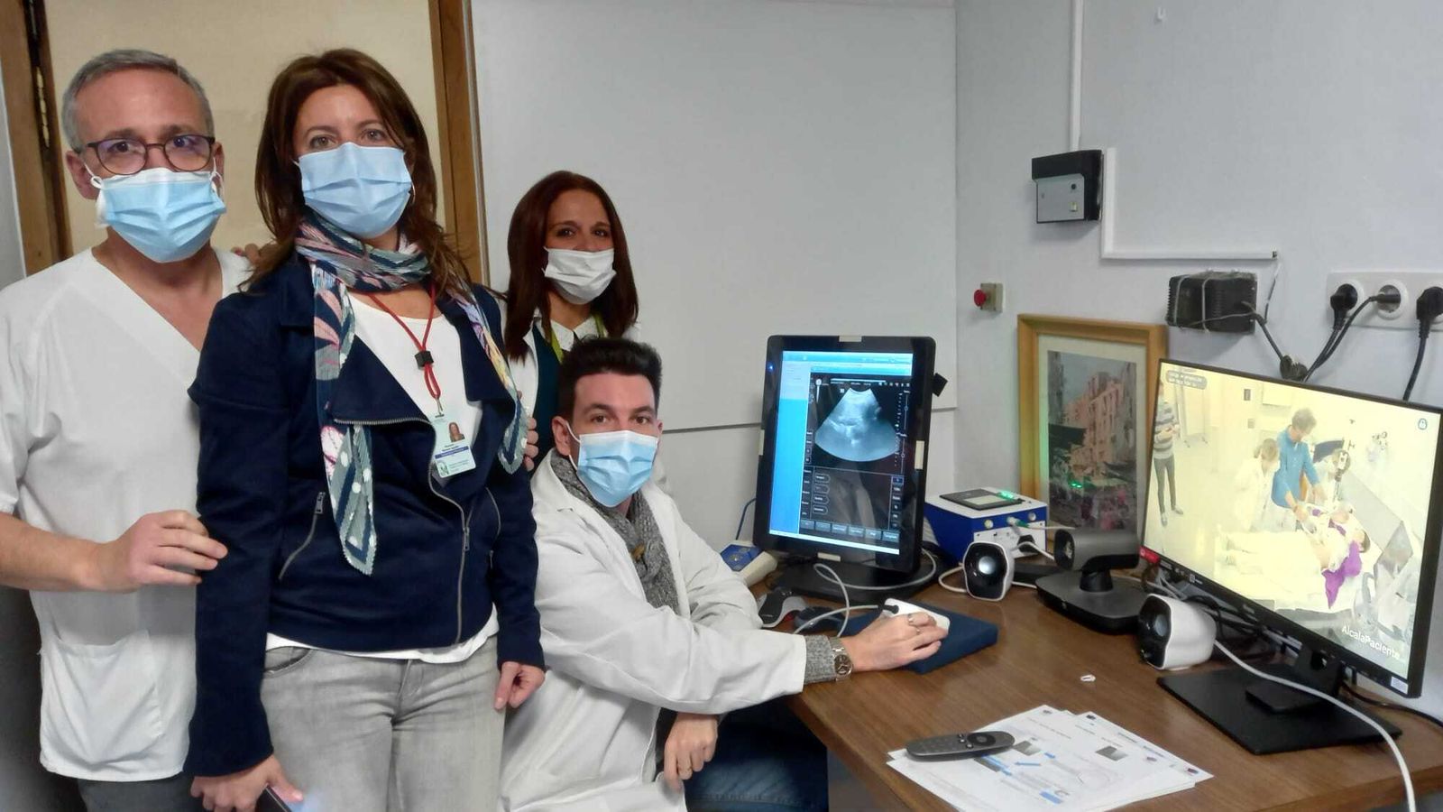 La subdirectora del equipo provincial TIC, Rosario Moreno, junto a la jefa de servicio de Radiodiagnóstico, Isabel Romero,  y parte del equipo.