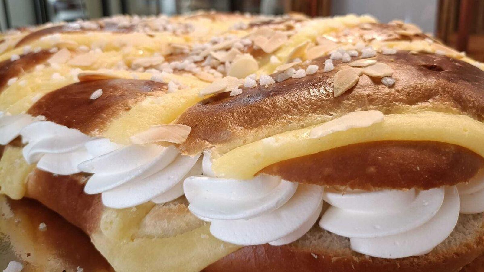 Coca de San Juan rellena de nata de Obrador David Ruano Coca de San Juan rellena de nata de Obrador David Ruano