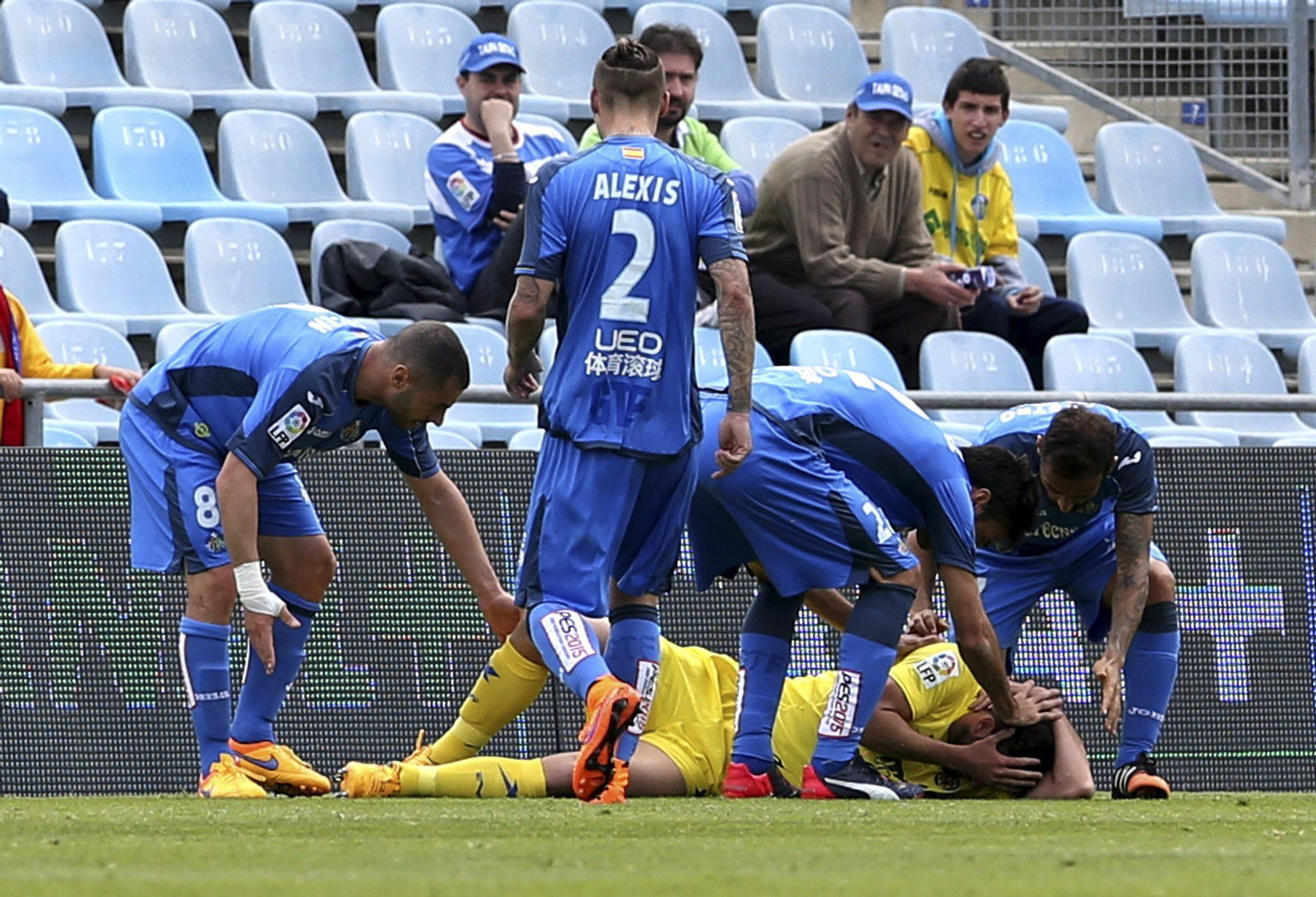 El defensa argentino Mateo Musacchio se duele sobre el terreno de juego tras fracturarse el peroné en su etapa en el Villarreal.