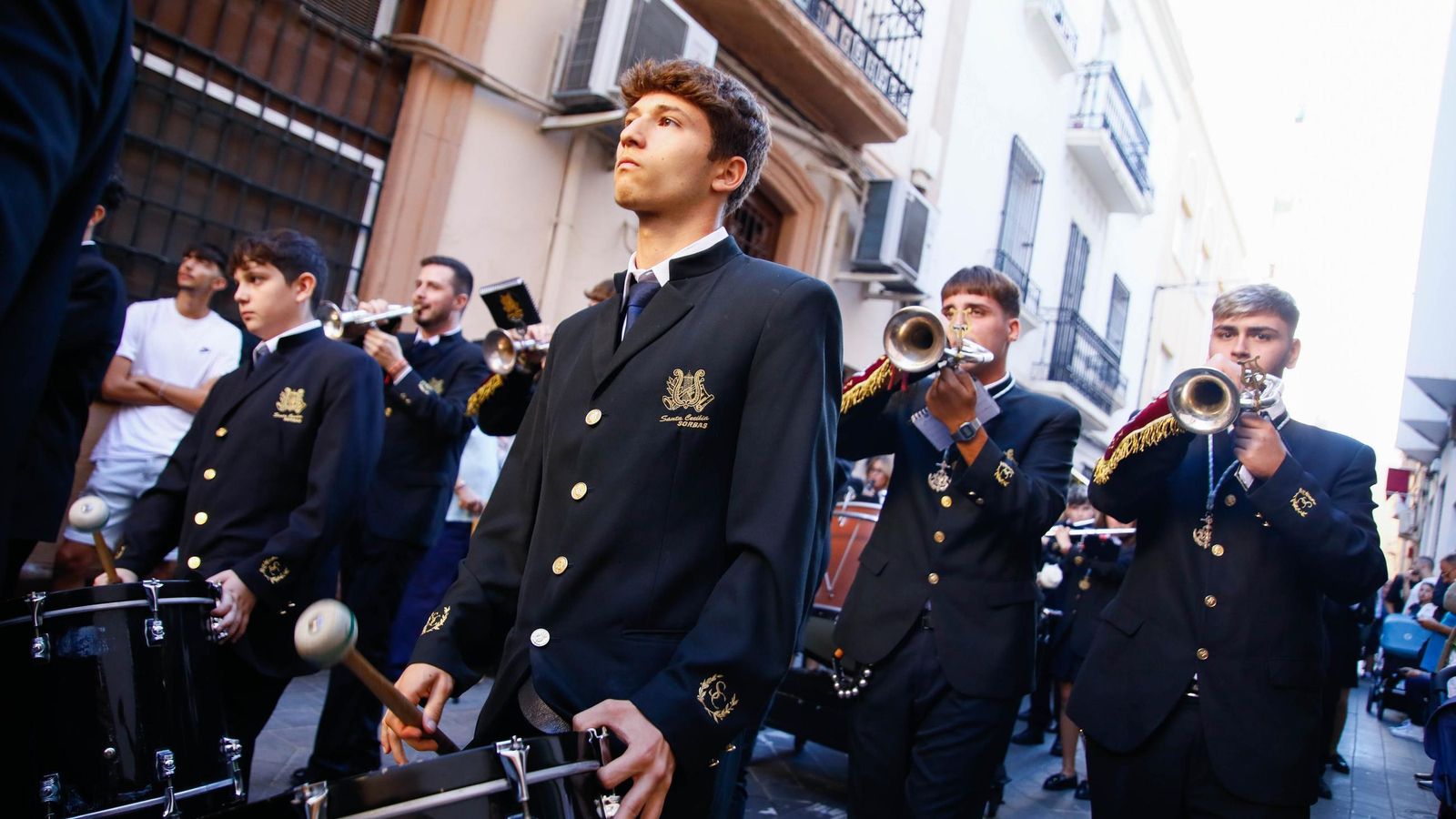 Vea la salida de la Hermandad de Los Ángeles de la Catedral de Almería