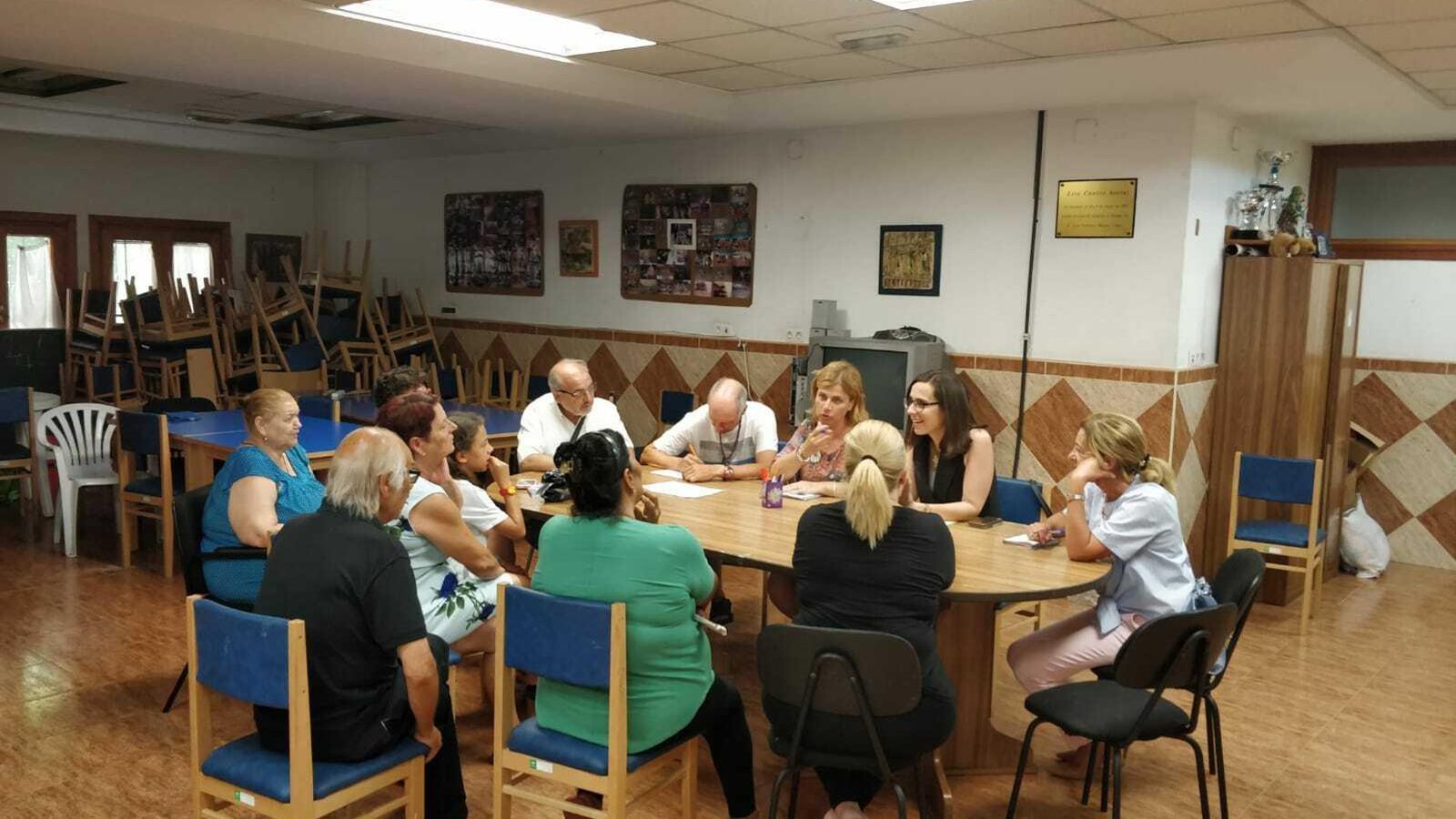 Reunión de la concejala Margarita Cobos con los vecinos del barrio.