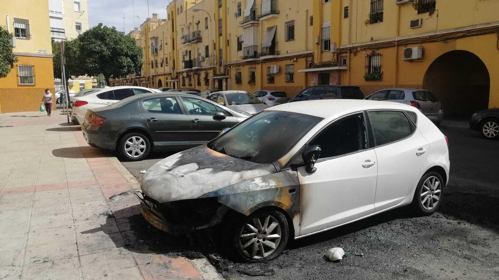 Un coche incendiado en la calle Madre San Marcelo.