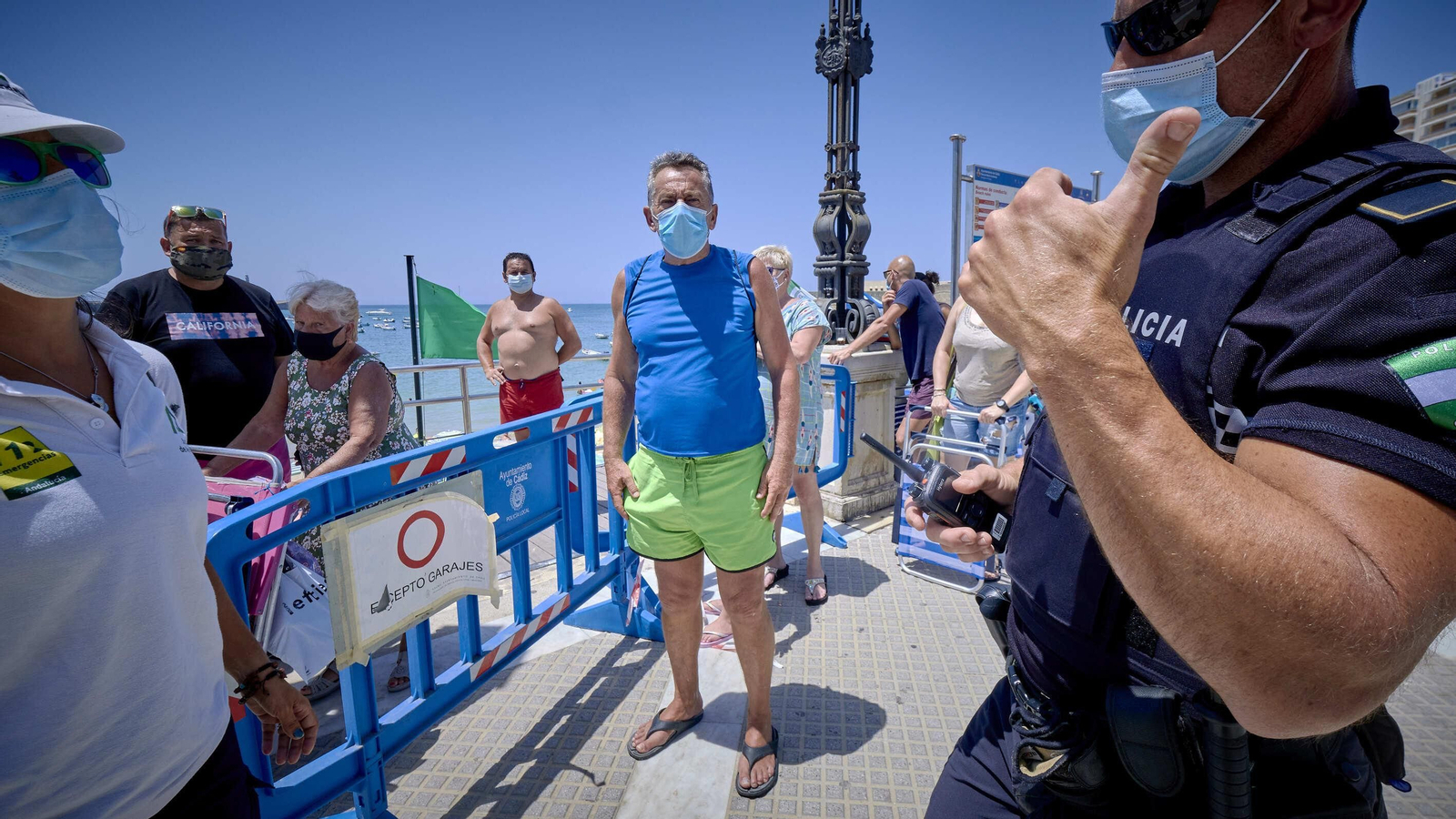 Imágenes inéditas en La Caleta con colas para entrar al completarse el aforo