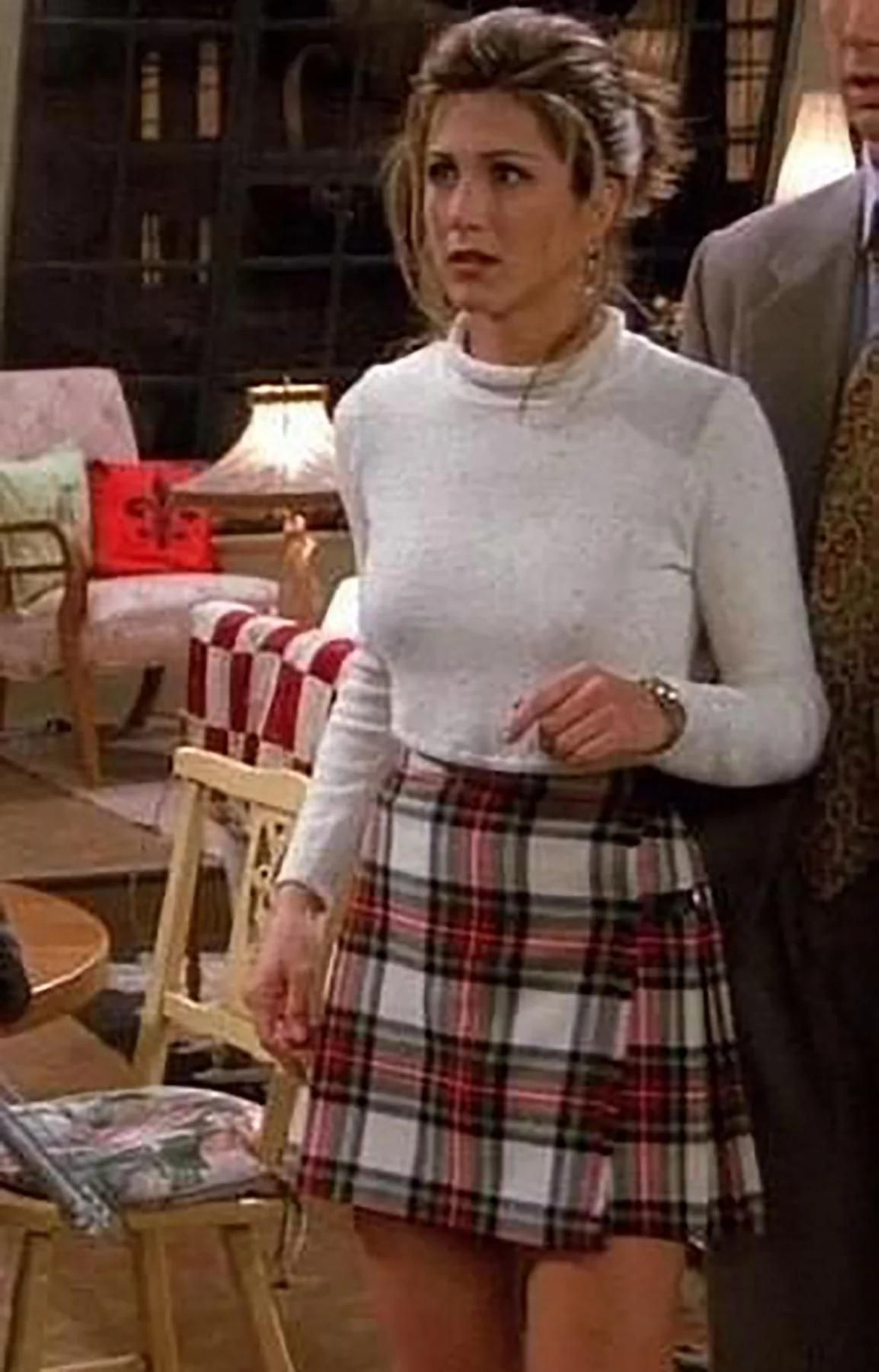 Rachel Green con falda de cuadros.