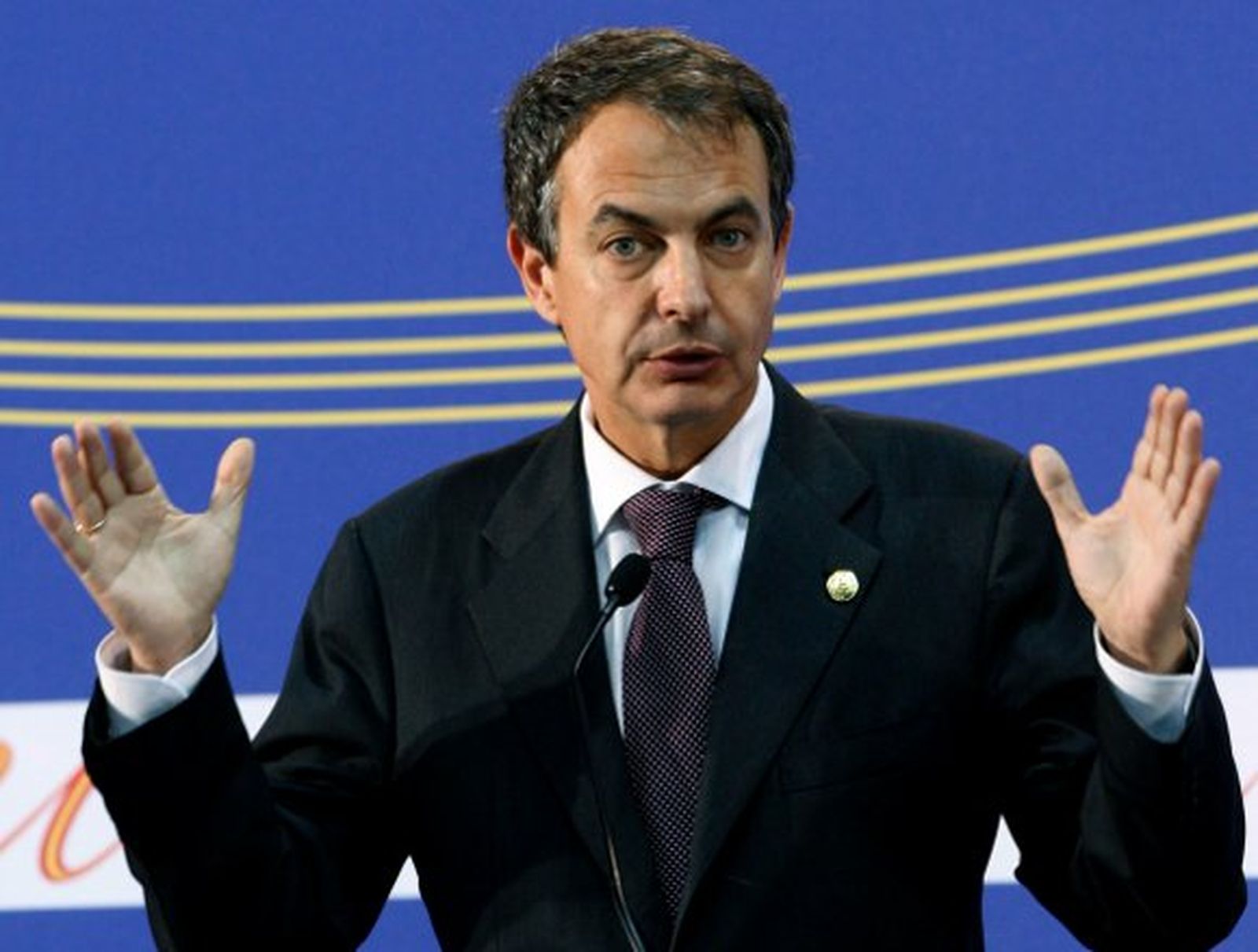 Zapatero garantiza a los pensionistas la paga del próximo enero si se desvía la inflación