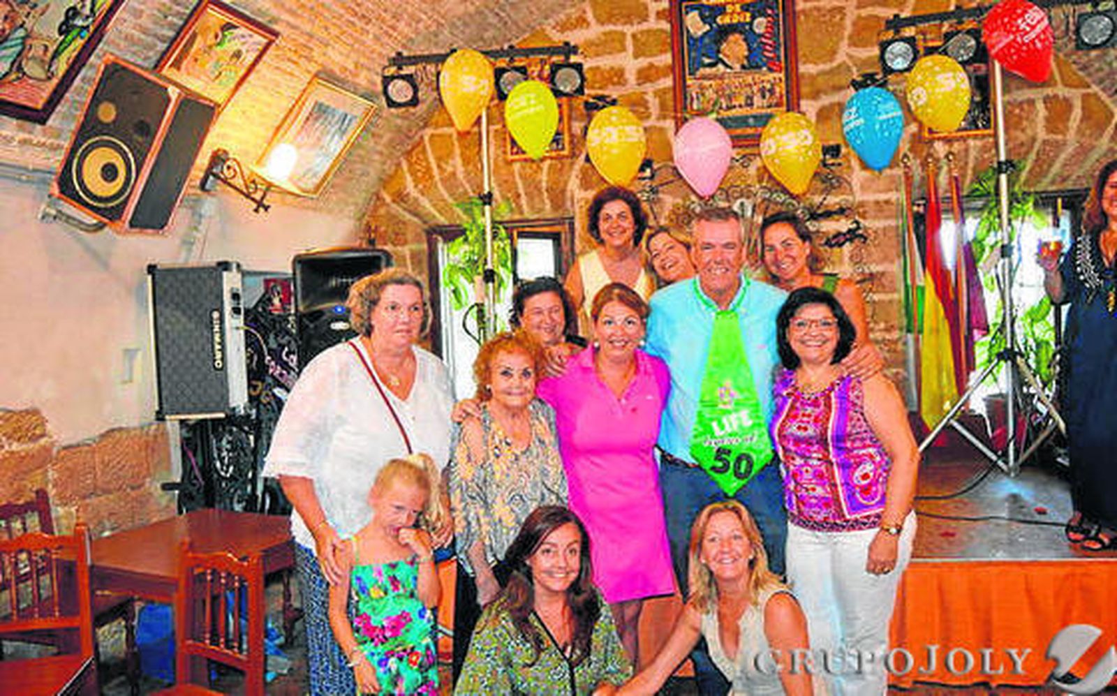 Johan, con Ángeles Salvador, Lina Lunero, Maite Rodal, María y Monick Vroenhoven, Mónica Revuelta, Pilar Franco, Margarita Mata, Celia Izquierdo y Toyi Flethes.

Foto: Ignacio Casas de Ciria