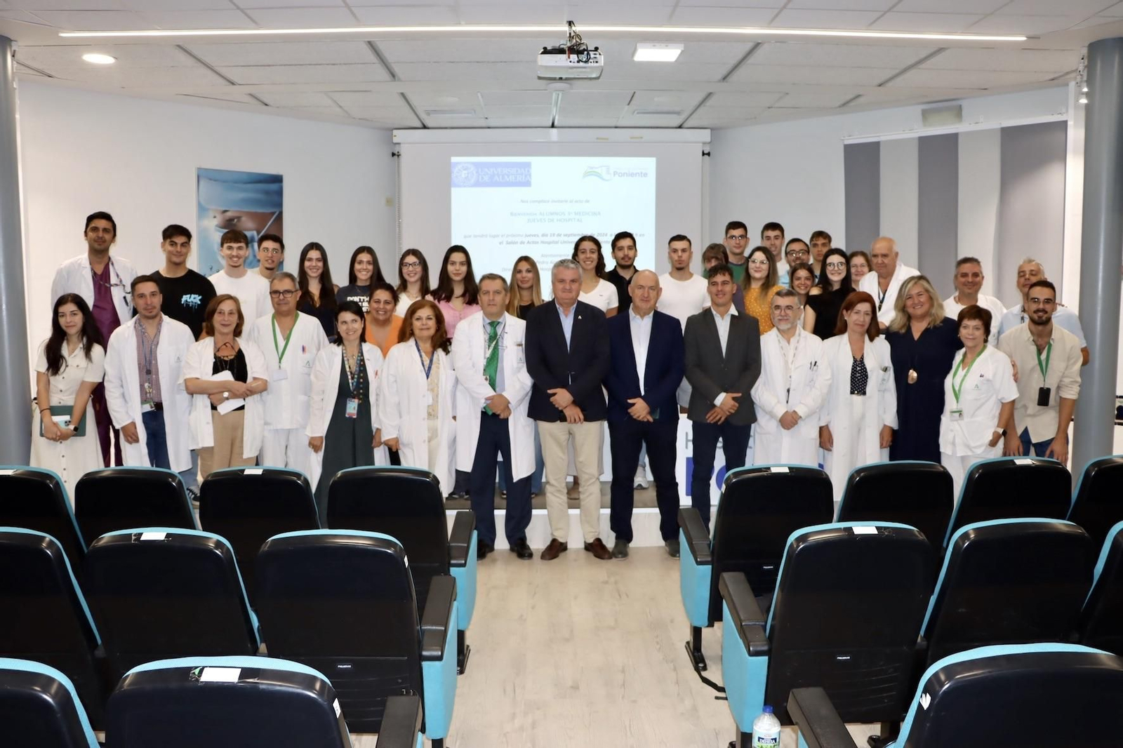 Alumnos del Grado en Medicina de la UAL comienzan sus prácticas en el Hospital Universitario Poniente.