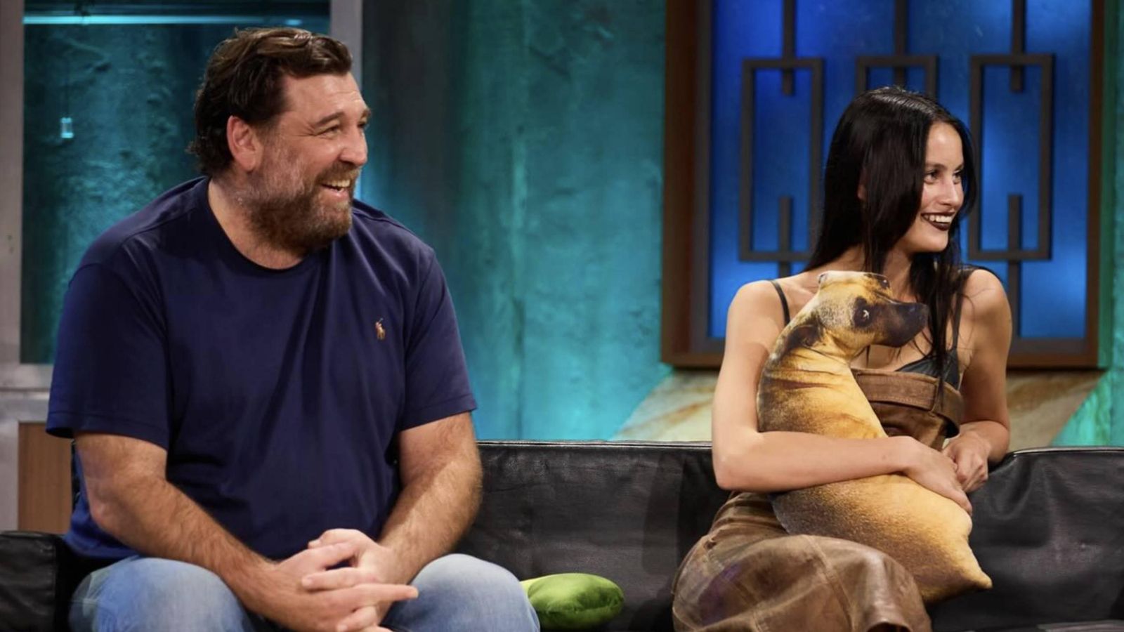 Hovik Keuchkerian y Milena Smit en 'La Revuelta'