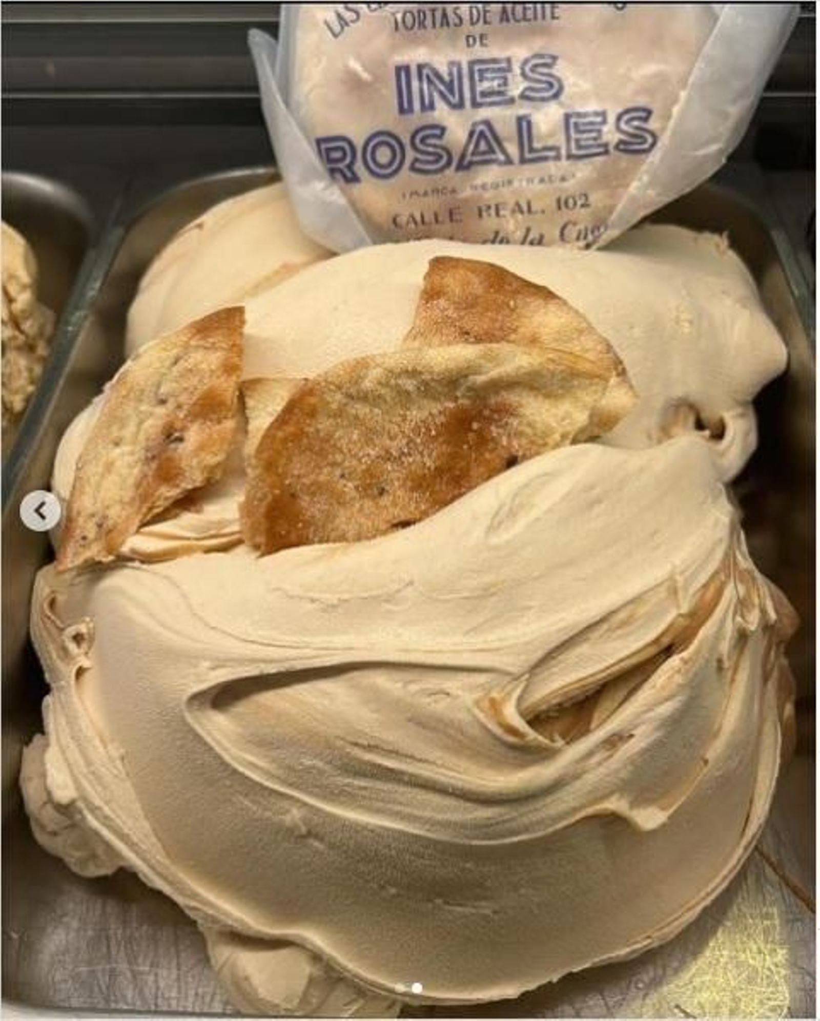 Helado sabor torta de aceite Inés Rosales en una heladería de Rota.