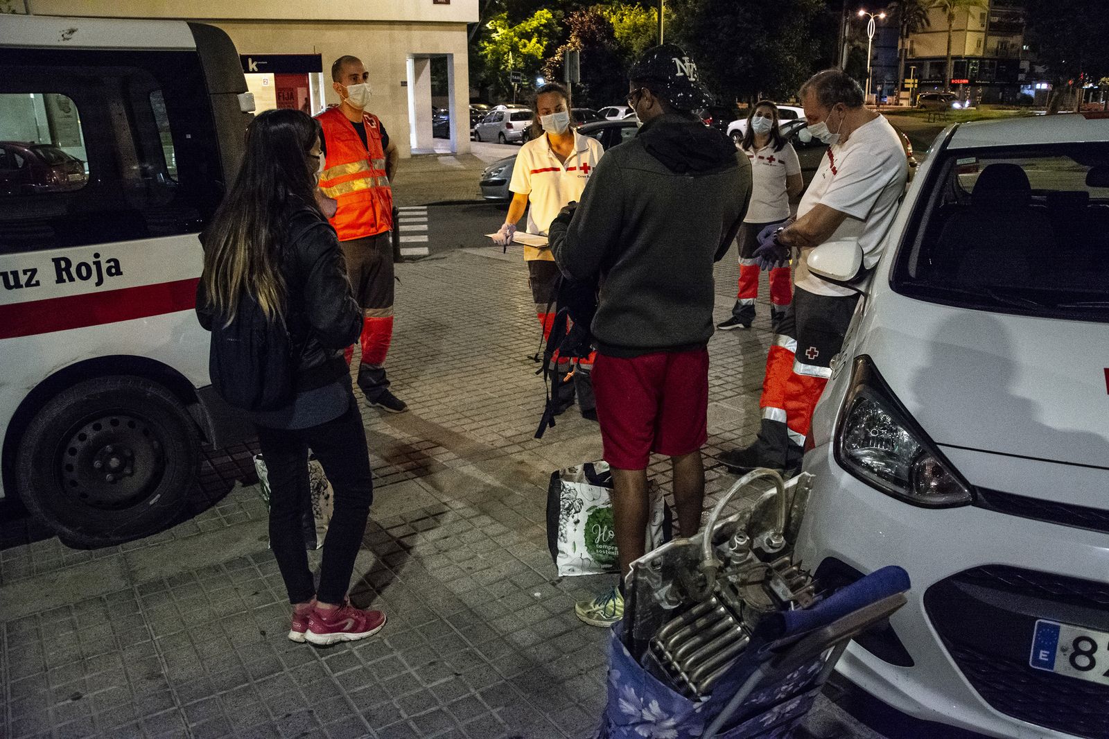 Entrega de alimentos por parte de un equipo de Cruz Roja.