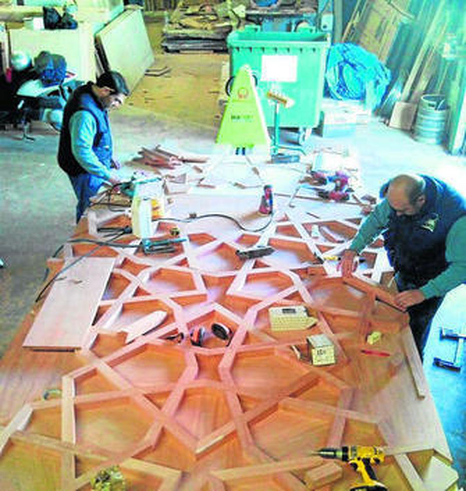 Operarios trabajan en el Centro de Convenciones de Orán.