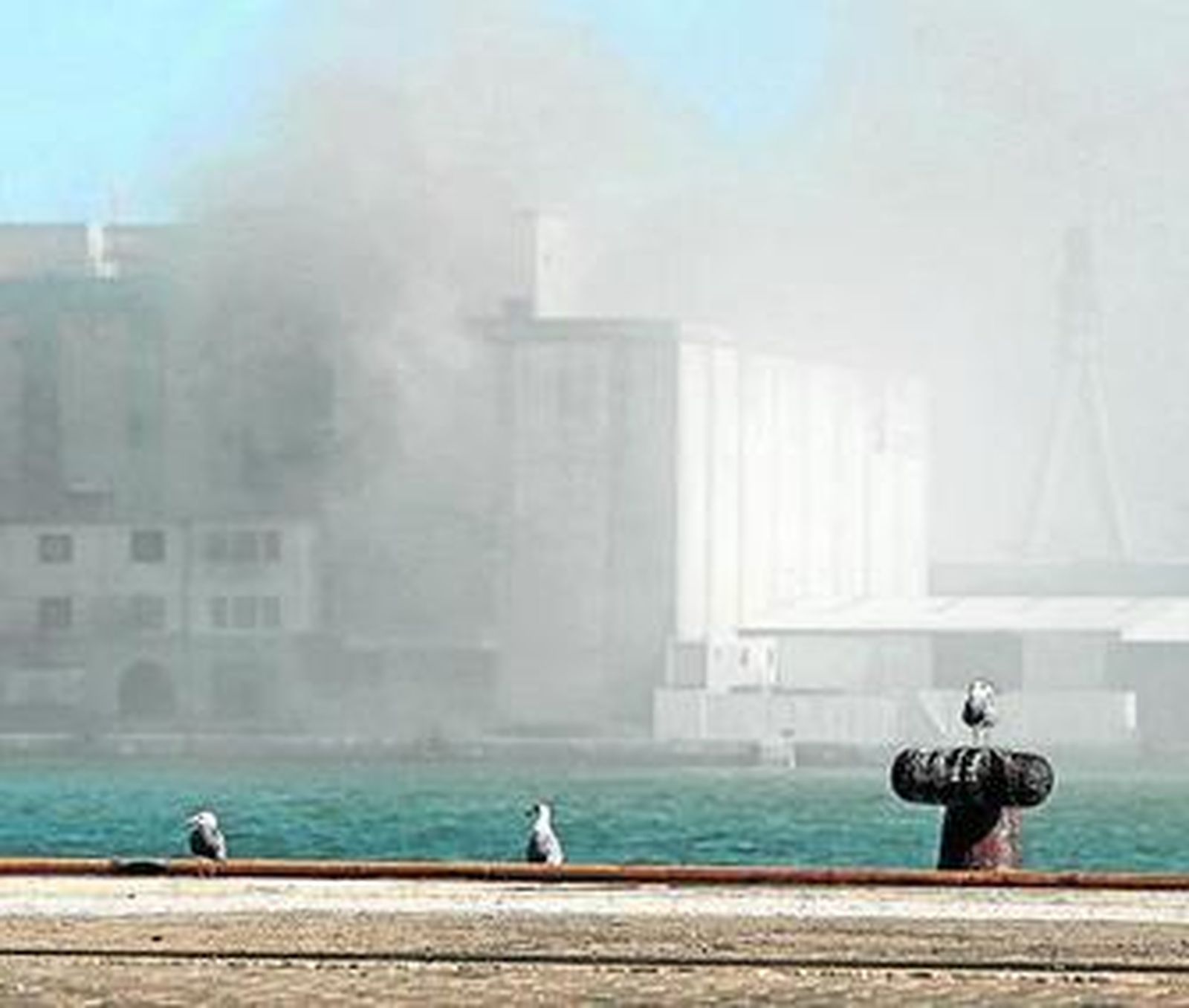 El denso humo casi no dejaba ver el martes y el miércoles el edificio del antiguo almacén frigorífico de Pleamar.