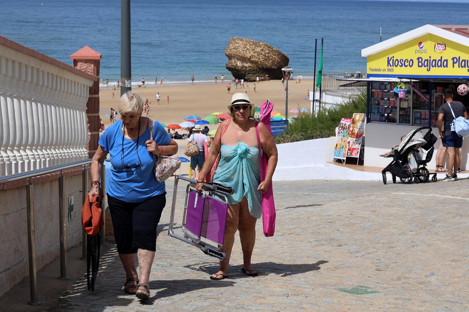 Imágenes del ambiente en las playas de Matalascañas, La Bota y Mazagón durante la mañana del domingo