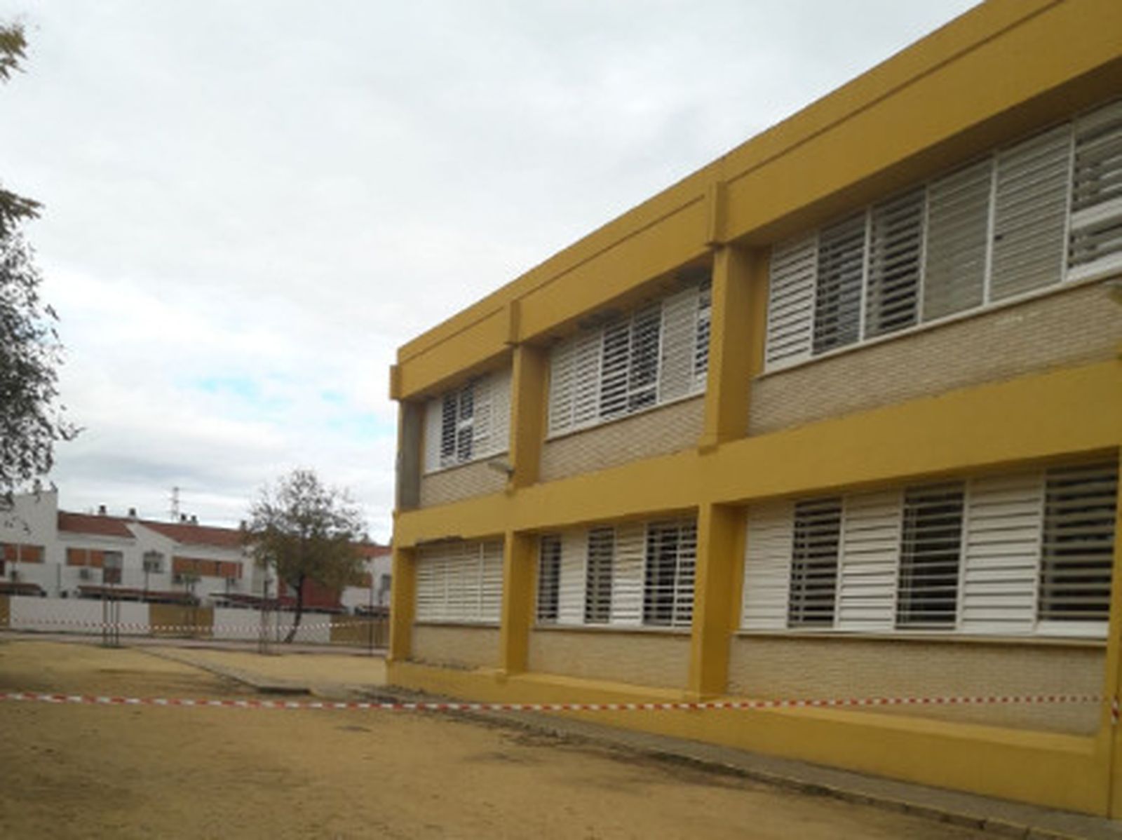 La fachada del centro, acordonada.