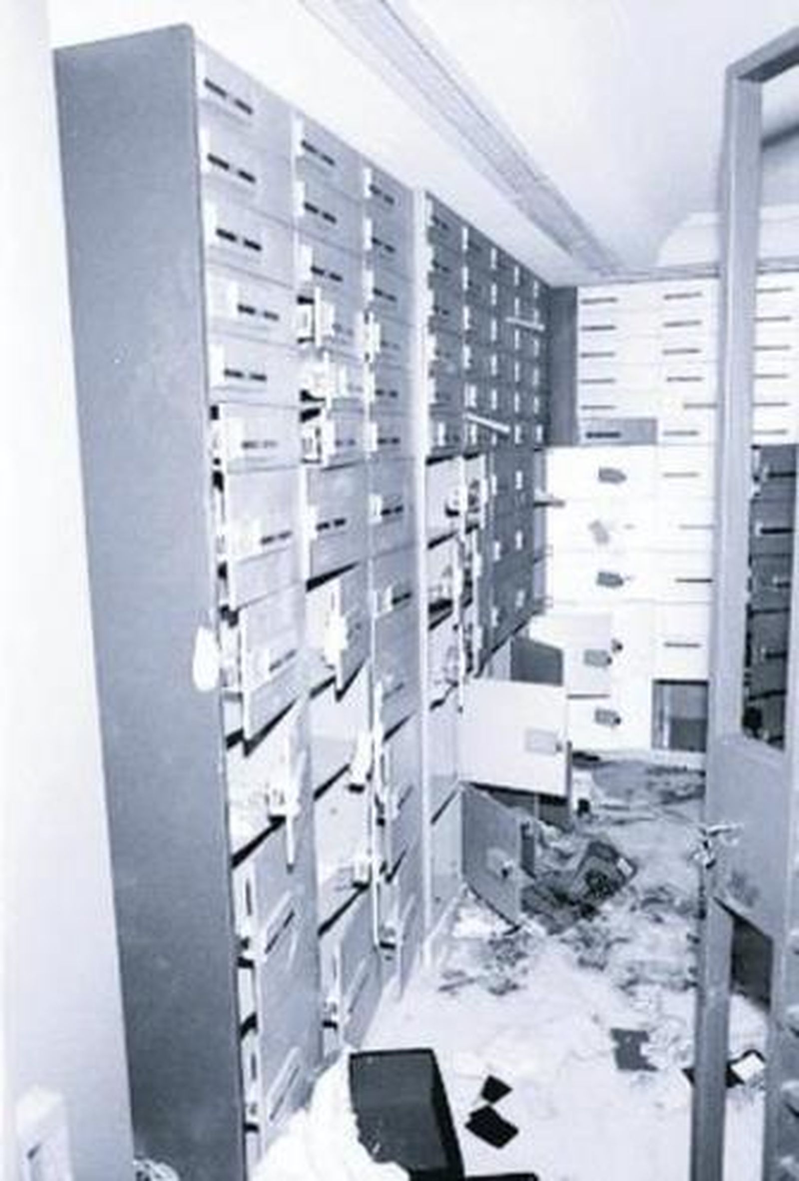 Así se encontraron los policías las cajas de seguridad del Banco Popular de Yecla en diciembre de 1998.