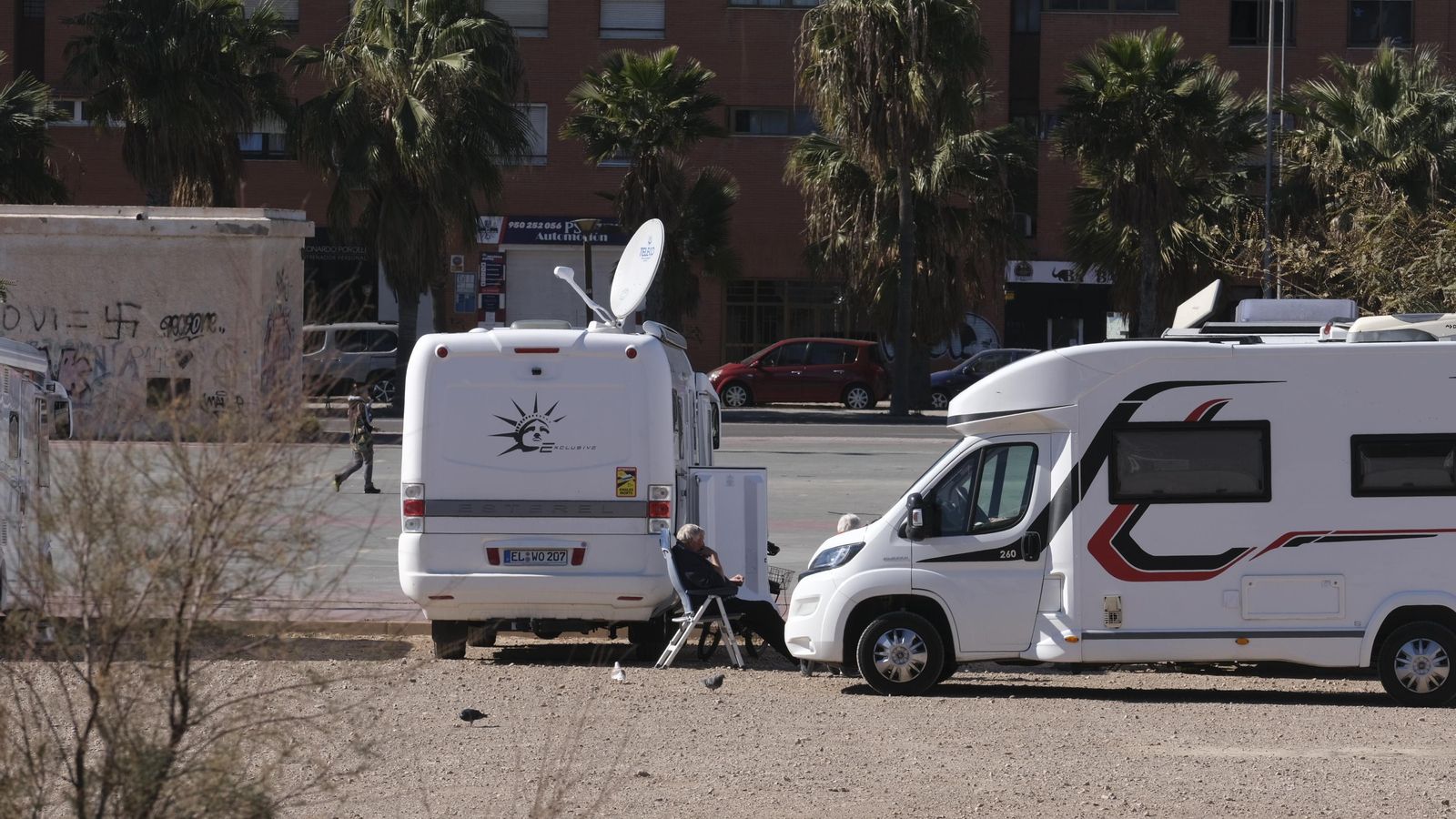 Caravanas frente a las pistas polideportivas de la avenida del Mediterráneo