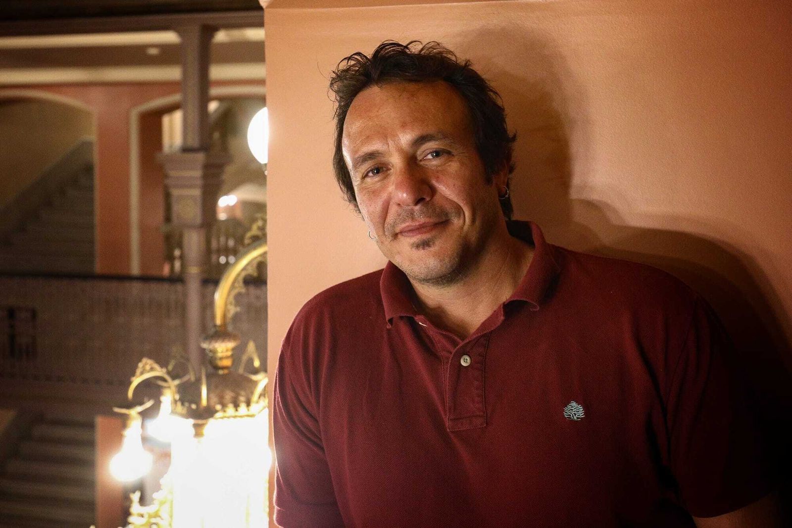 El alcalde posa en el Teatro Falla.