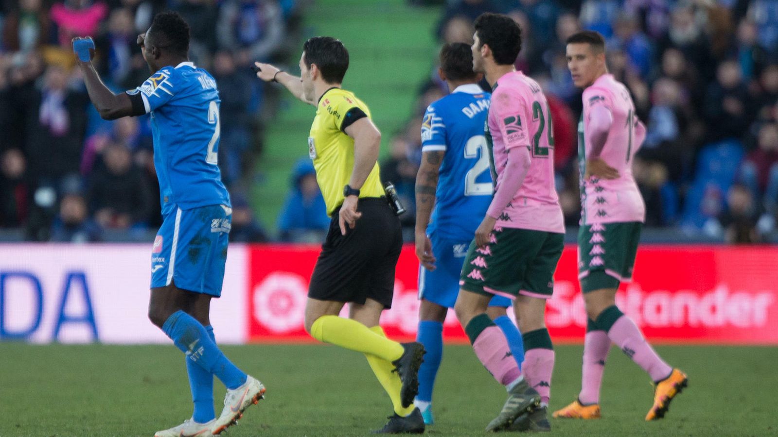 Prieto Iglesias señala penalti tras consultar con el VAR.