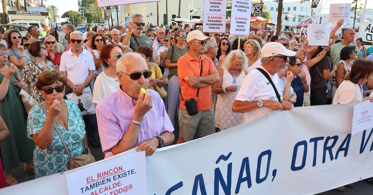 Centenares de vecinos se concentran ante el Ayuntamiento de Punta para ...
