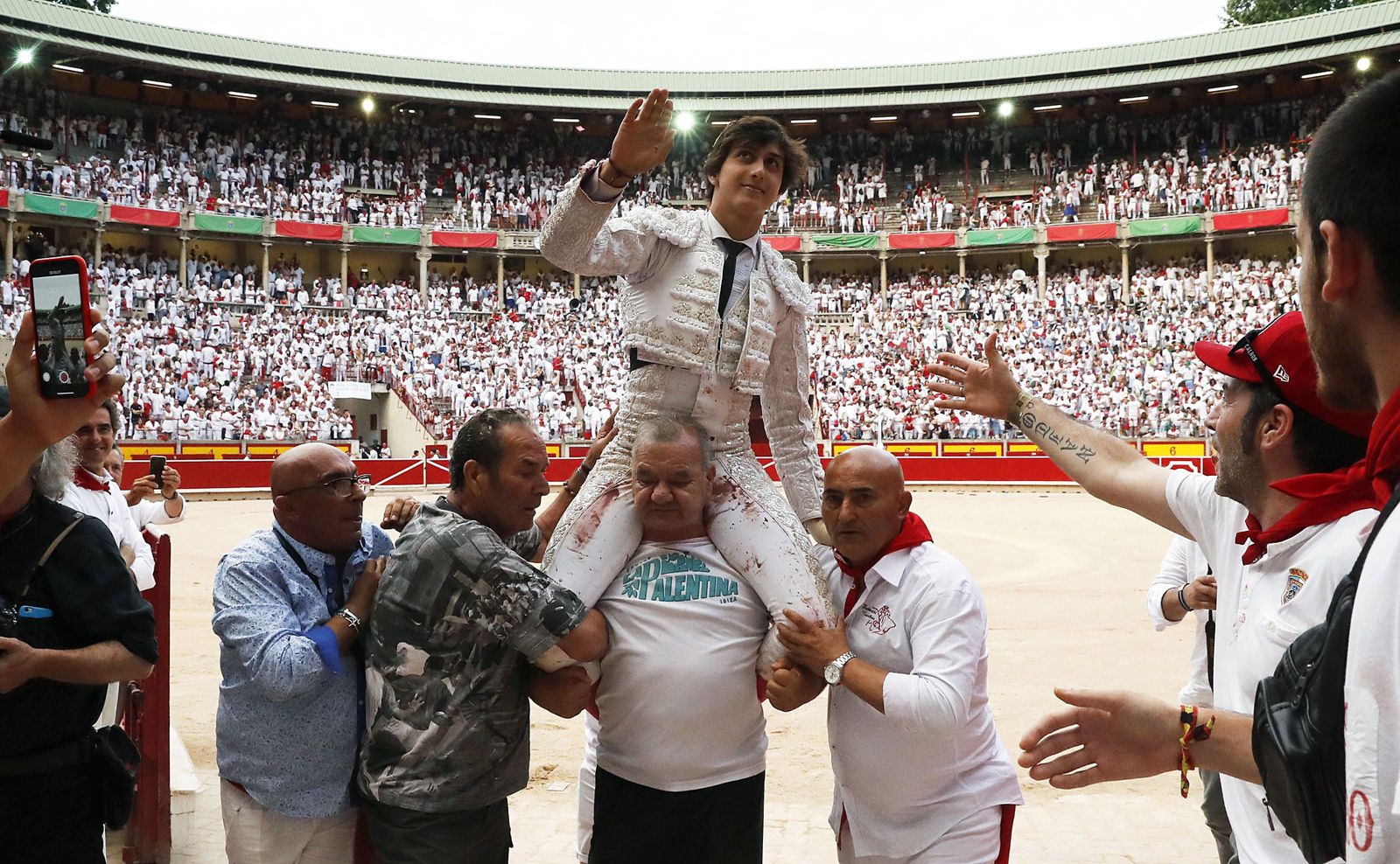 Andrés Roca Rey, en su salida a hombros de la plaza de toros de Pamplona.