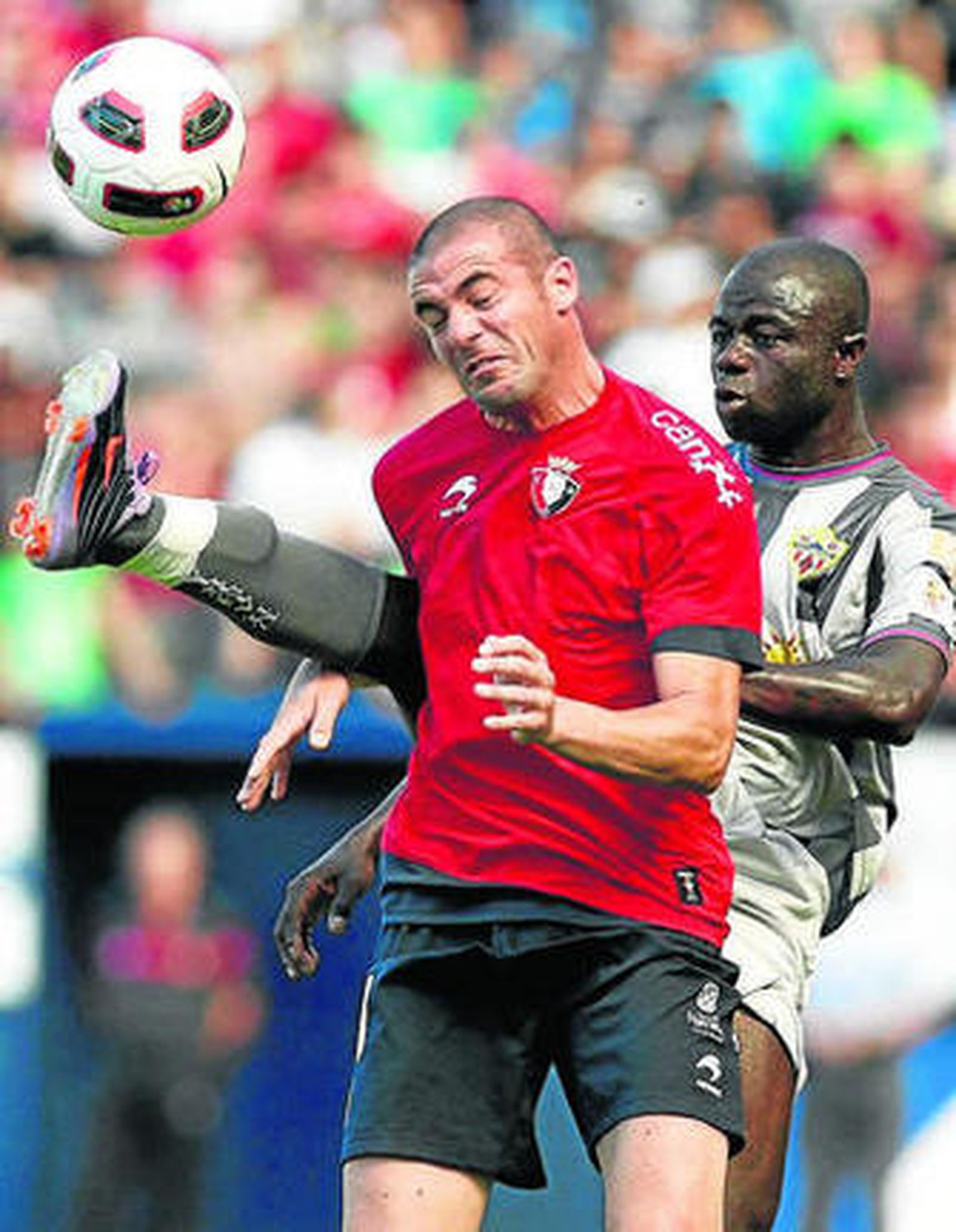 M'Bami levanta la pierna derecha ante Pandiani.