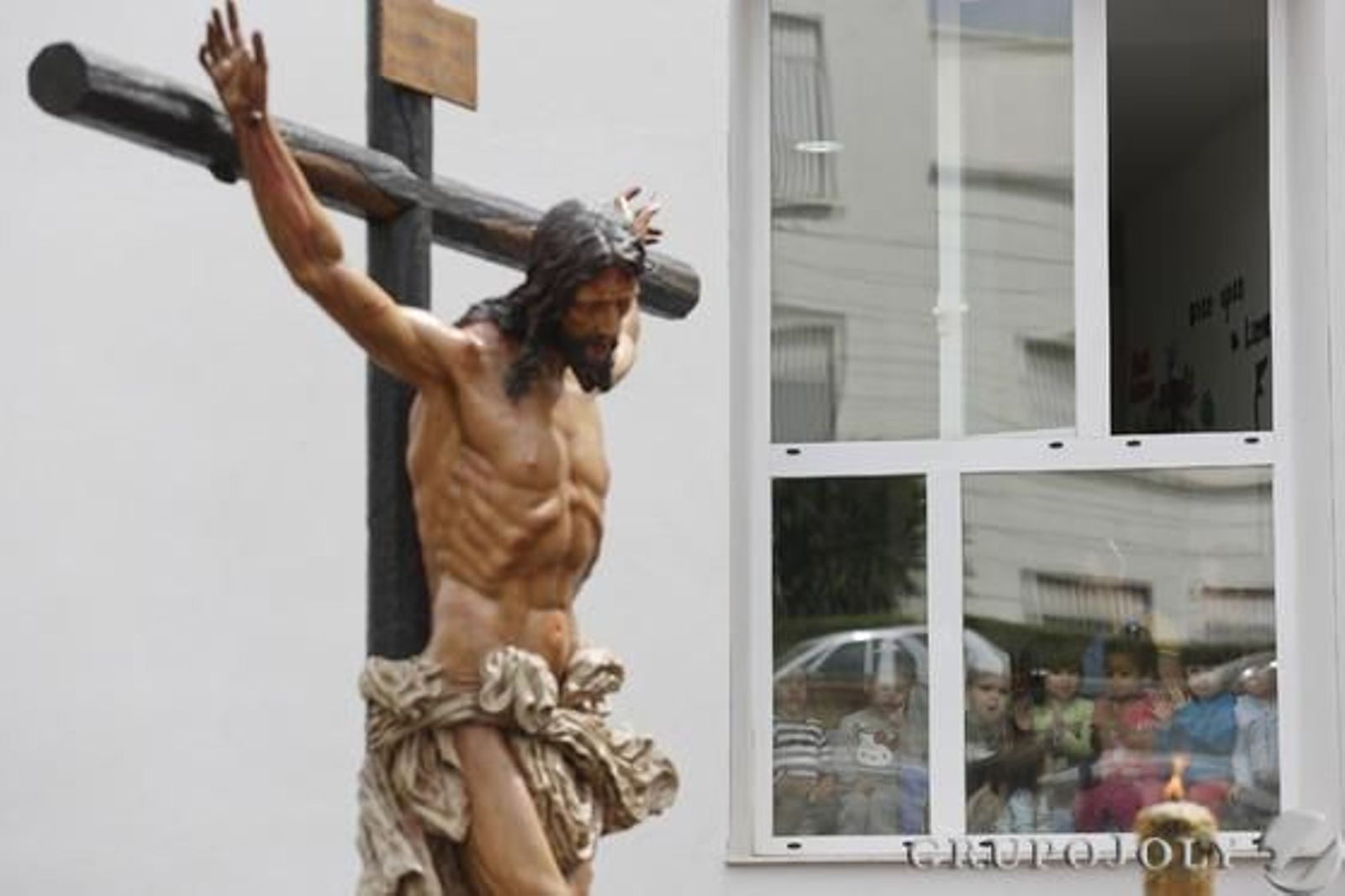 Crucifixión, Gitanos, Dolores del Puente, Pasión, Estudiantes y Cautivo protagonizaron una jornada en claroscuro./ Javier Albiñana