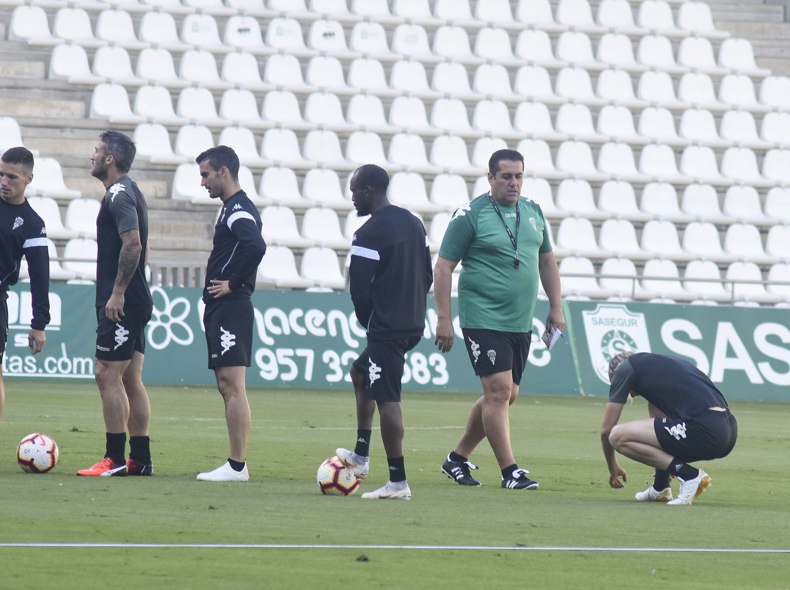 José Ramón Sandoval, observa el trabajo de sus hombres durante un entrenamiento en El Arcángel.