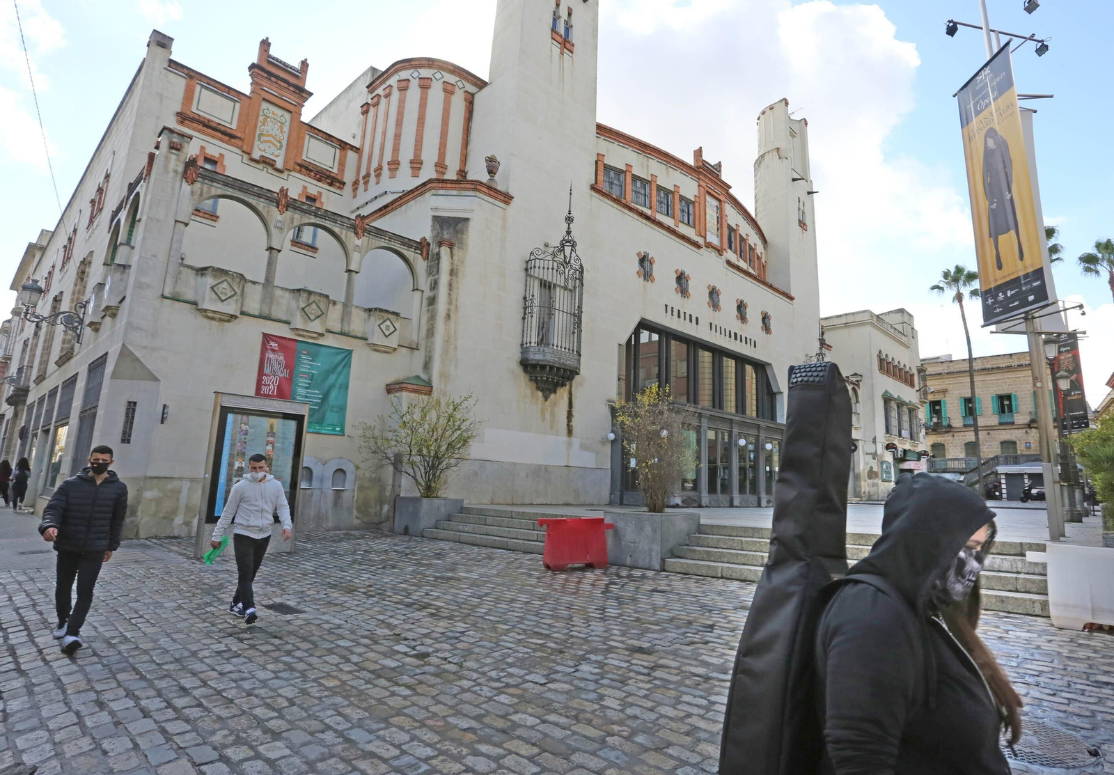 Imagen de este lunes del exterior del Teatro Villamarta.