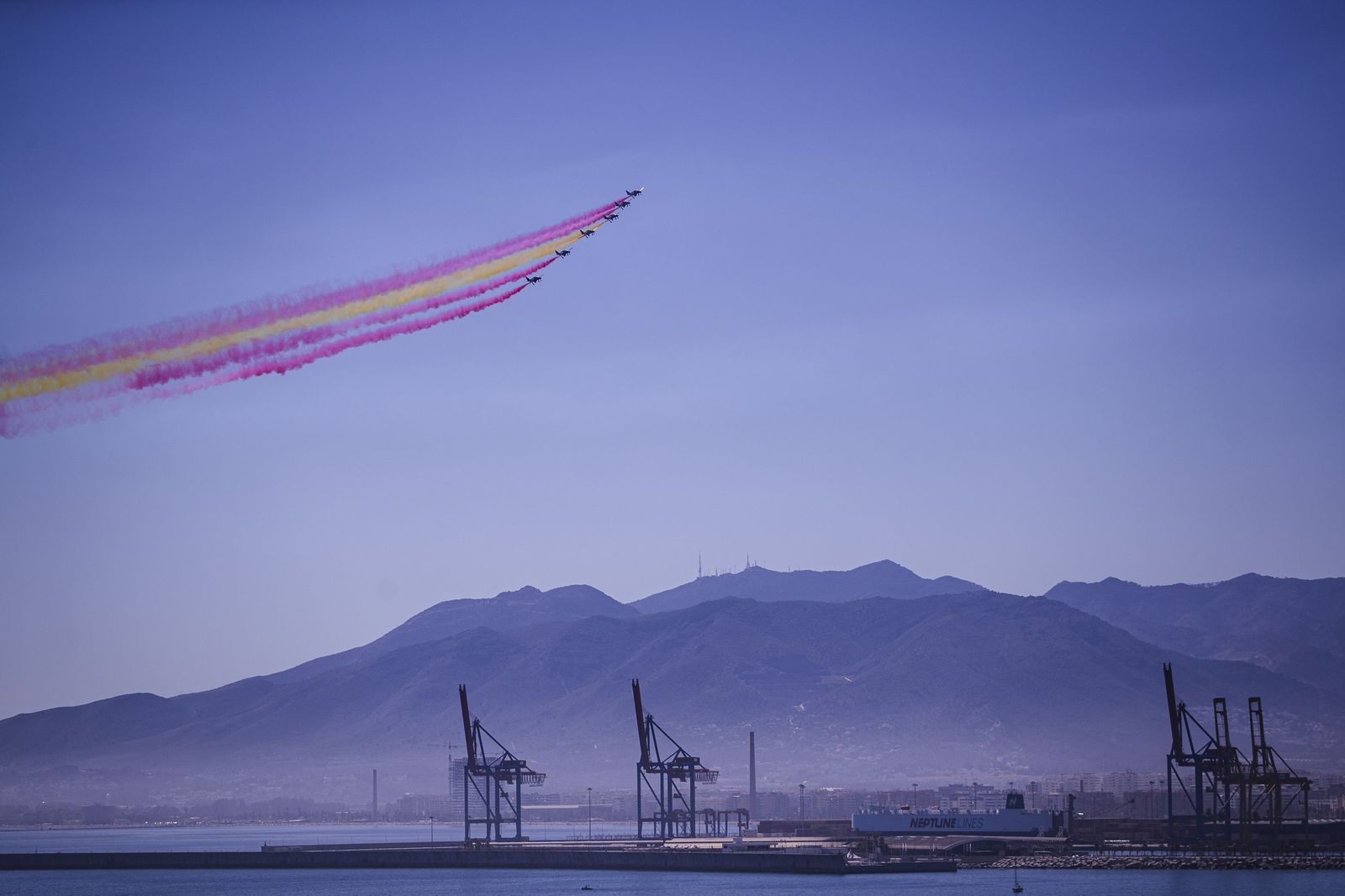 La Patrulla Águila del Ejército se exhibe en el cielo de Málaga.