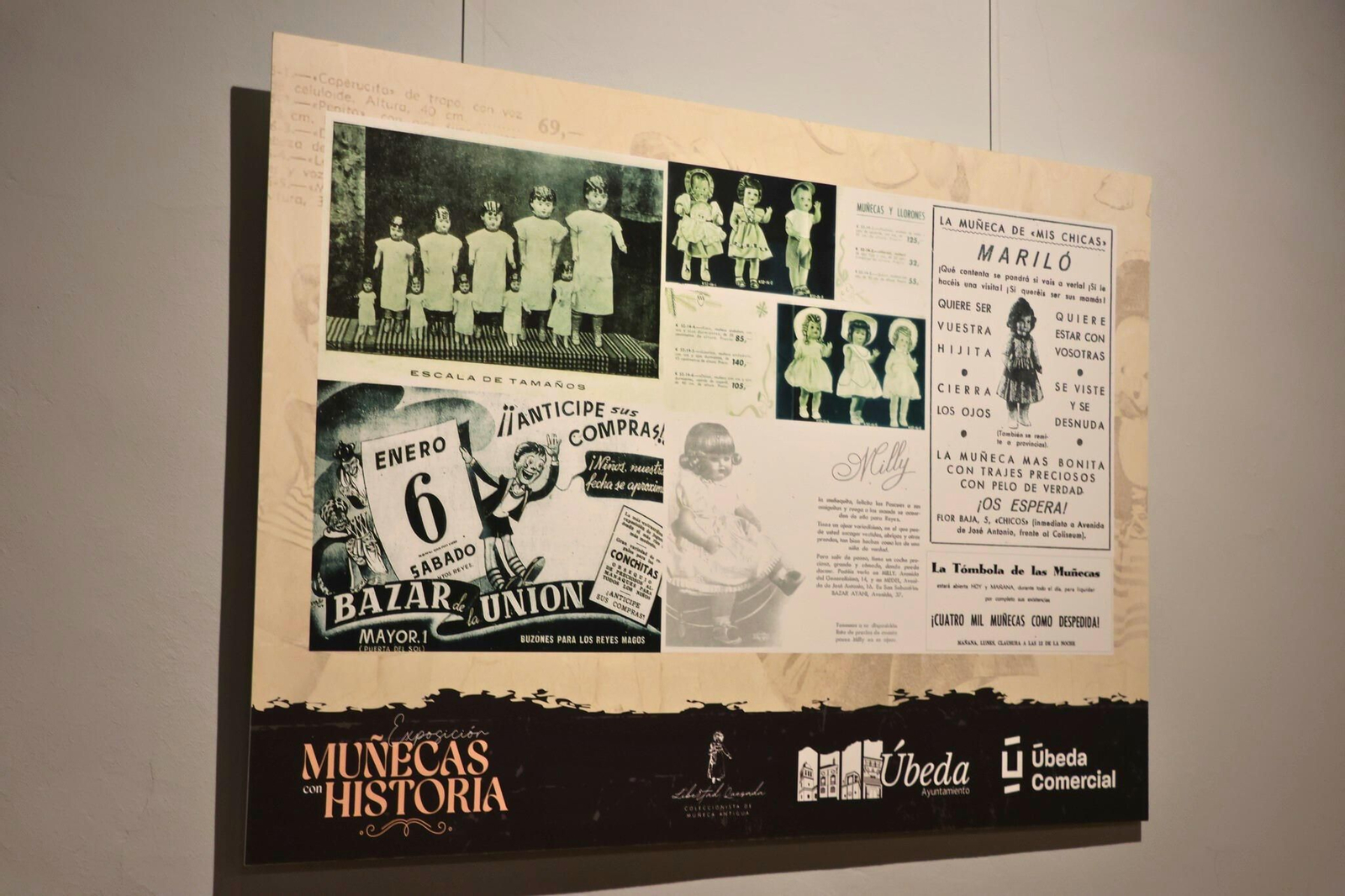 Panel histórico con anuncios y catálogos originales, que contextualiza la evolución comercial y social de la muñeca en España durante el siglo XX.