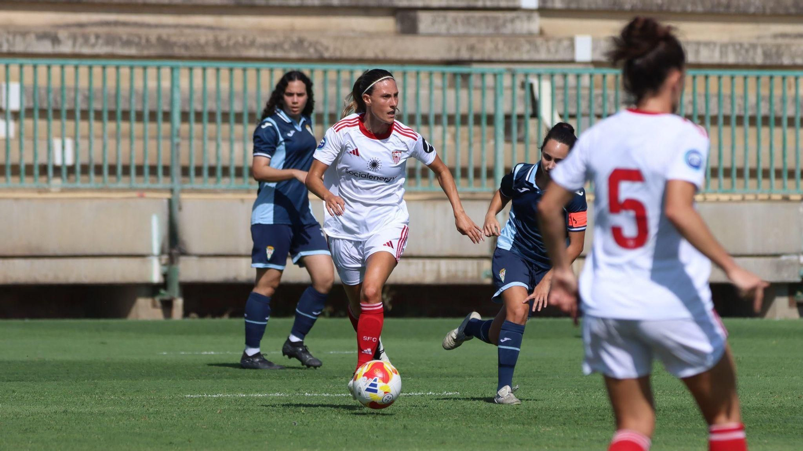 Lance del partido amistoso entre el Sevilla Femenino y el Córdoba
