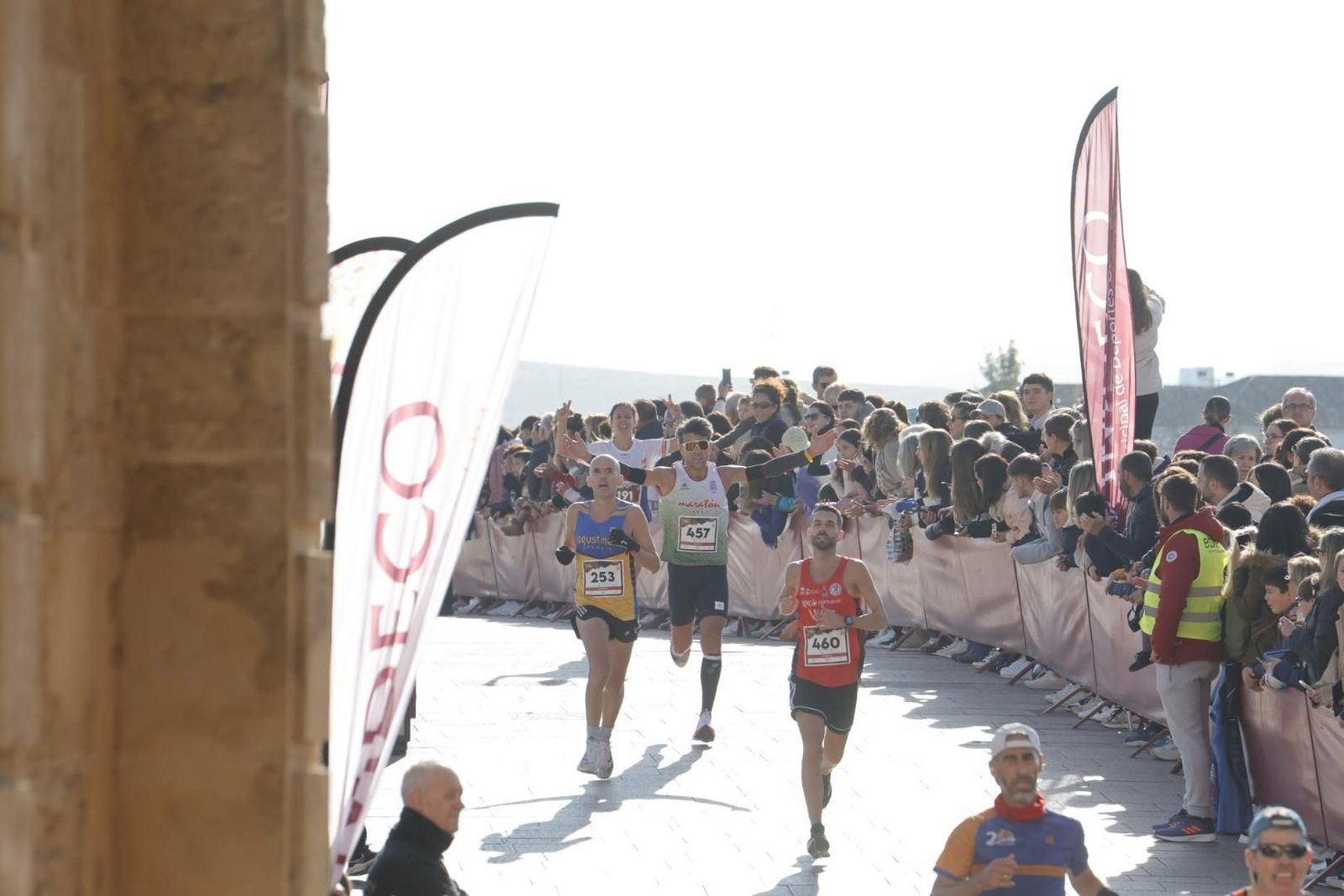 Media Maratón de Córdoba 2023: La gloria de cruzar la Puerta del Puente, en imágenes