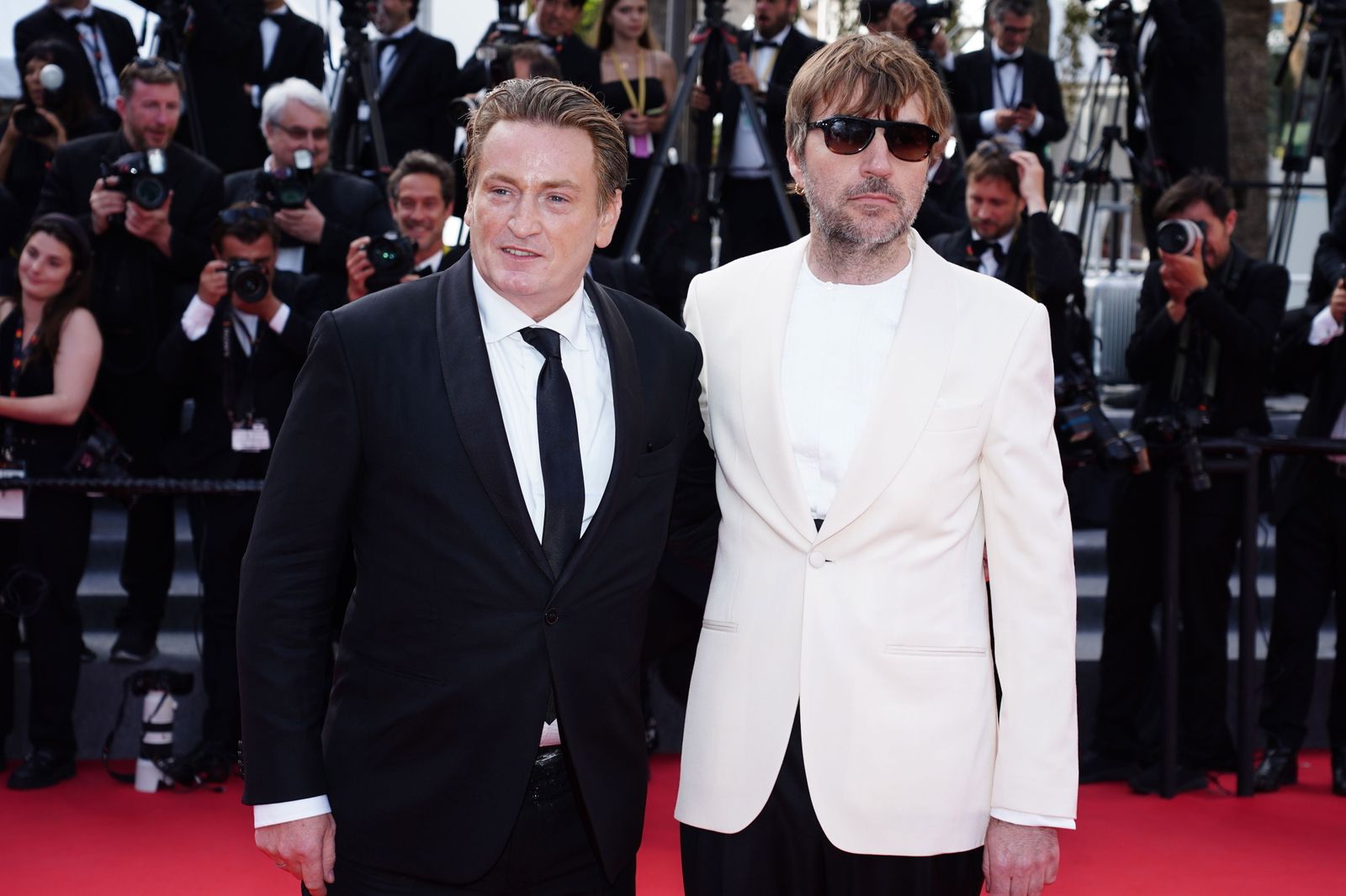 Albert Serra, acompañada del actor Benoirt Magimel.