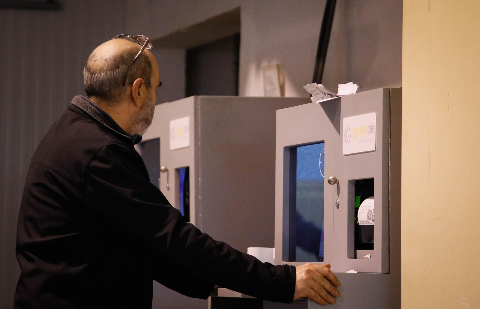 Te contamos en imágenes como ha sido la descarga de las traiñas en la lonja de Almería