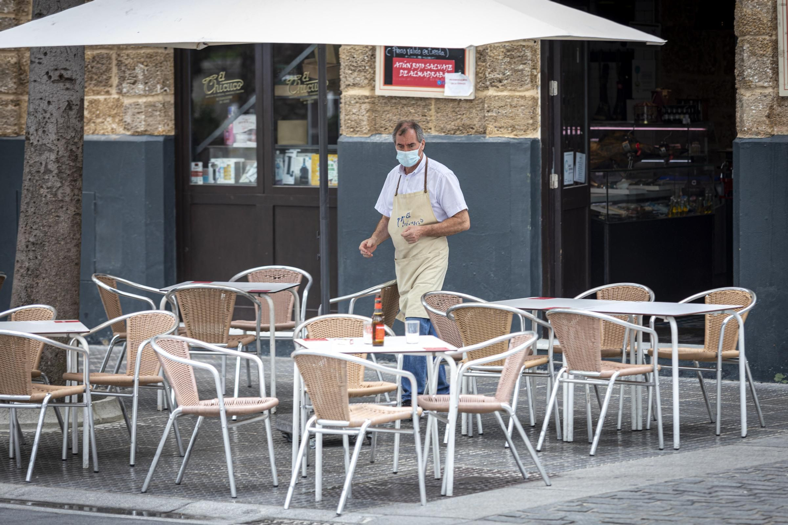 Un camarero en la plaza de San Juan de Dios de Cádiz.